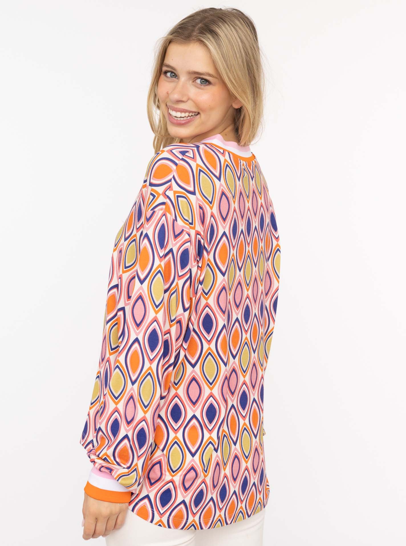 Zwillingsherz Blusenshirt »"Ornament"«, langärmlige V-Neck Bluse mit Ornament-Print und gestreiften Bündchen