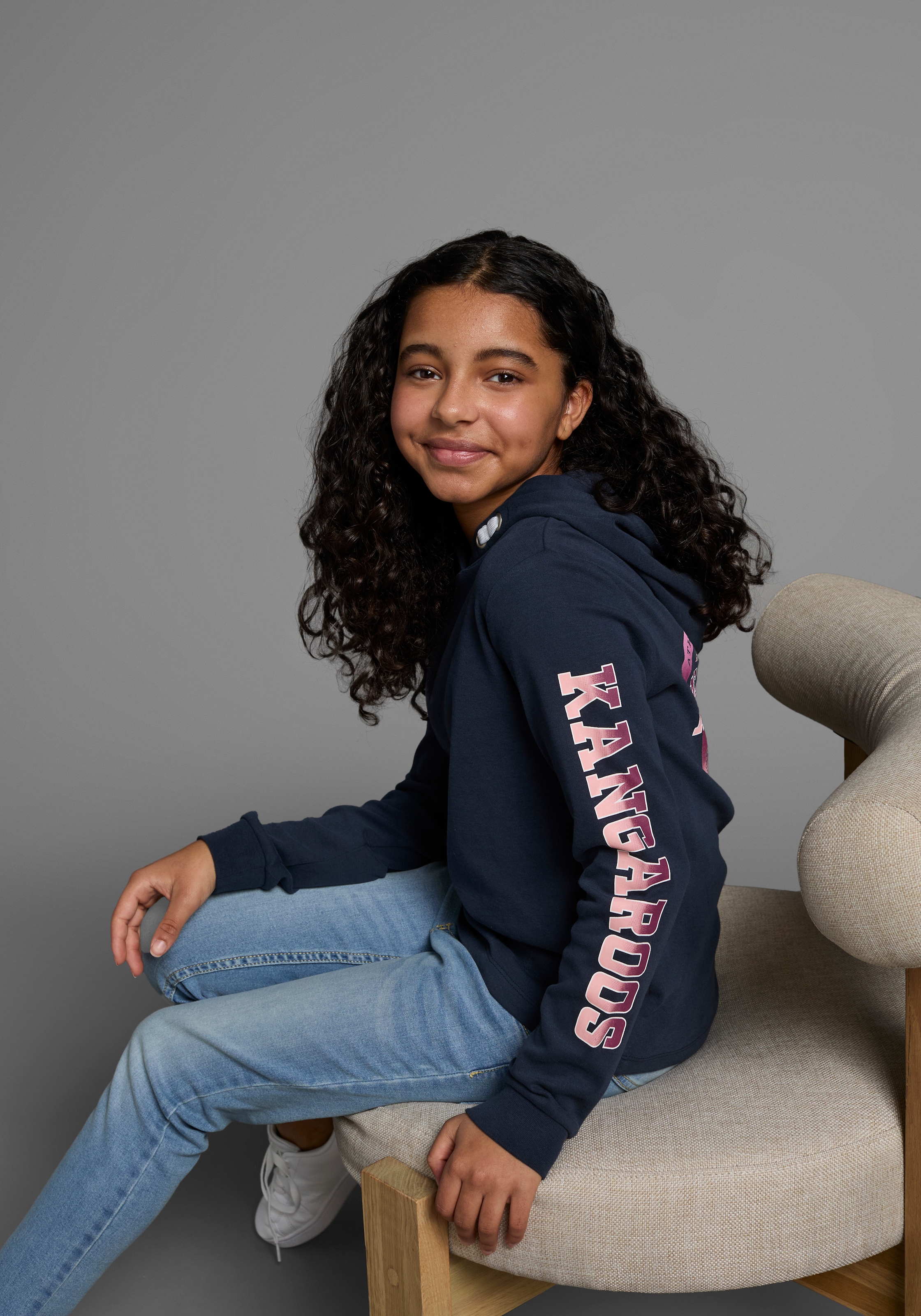 KangaROOS Langarmshirt »Kapuzenshirt mit Ärmeldruck«, gerade Passform, bedrucktes Design, mit Kapuze, aus 100% Baumwolle