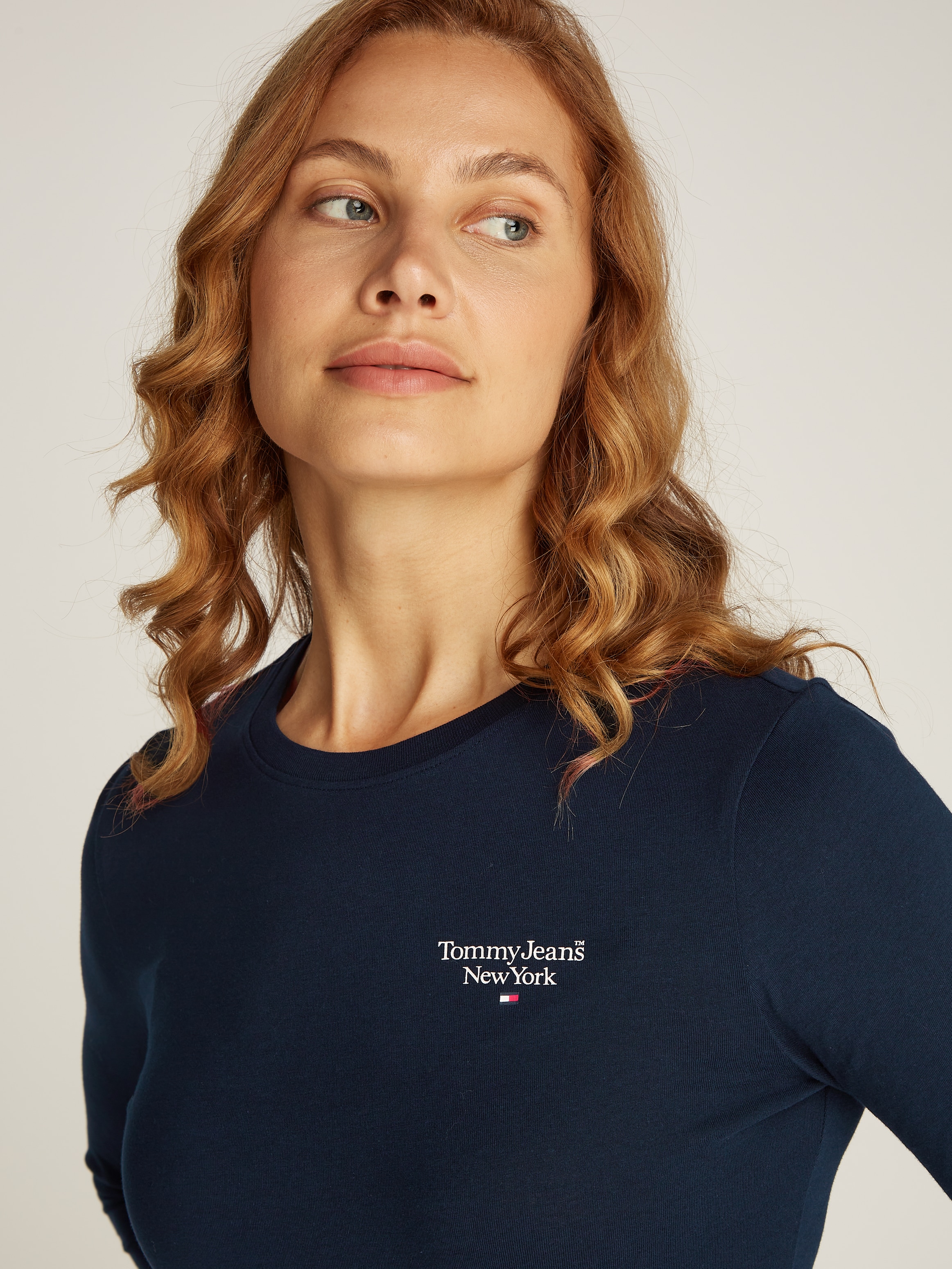 Tommy Jeans Curve T-Shirt »TJW SLIM ESSENTIAL LOGO 2 LS EXT«, in Grossen Grössen mit Logoschriftzug