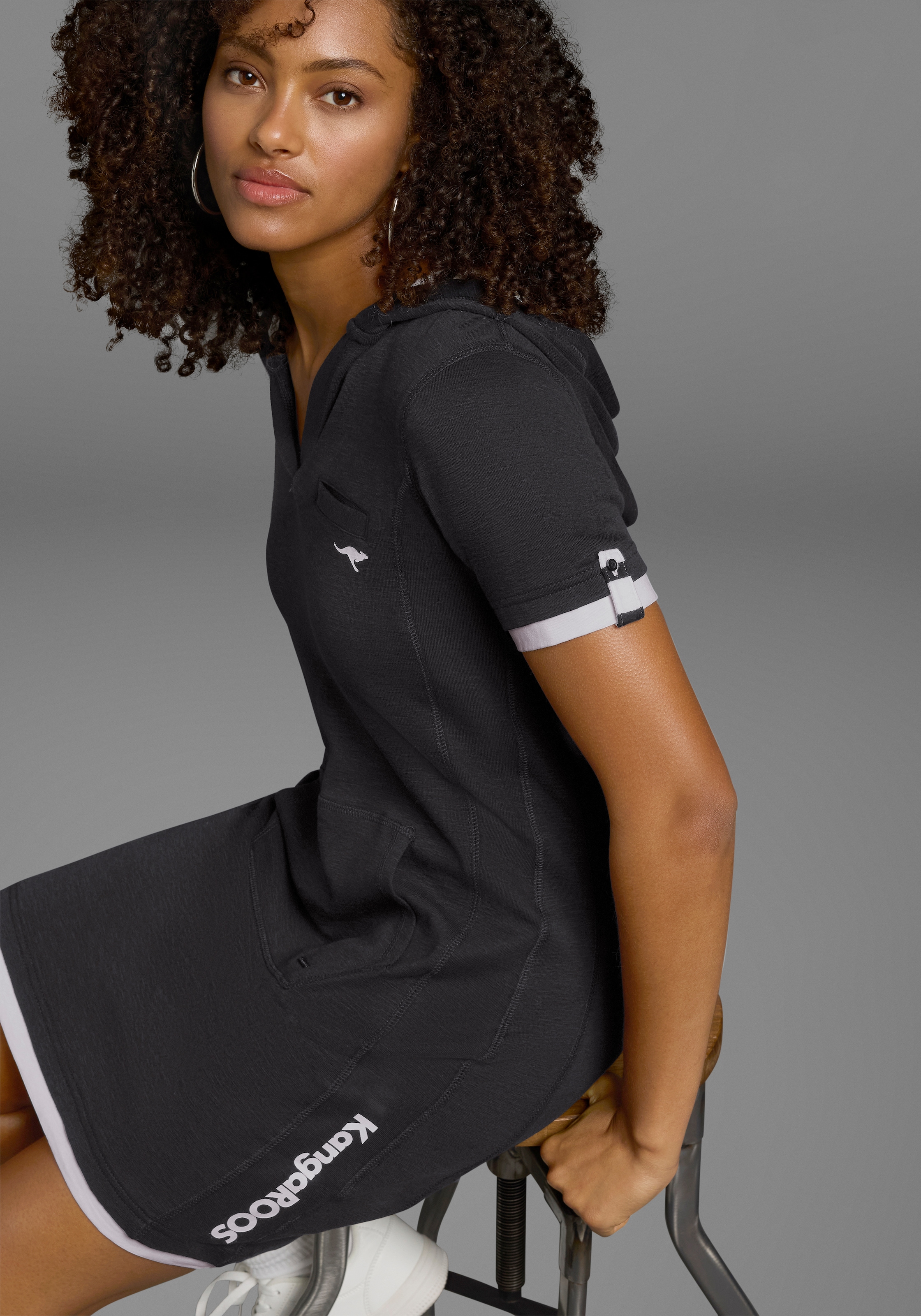 KangaROOS Sweatkleid, in Longform, aus Baumwoll-Sweatqualität, mit Kängurutasche