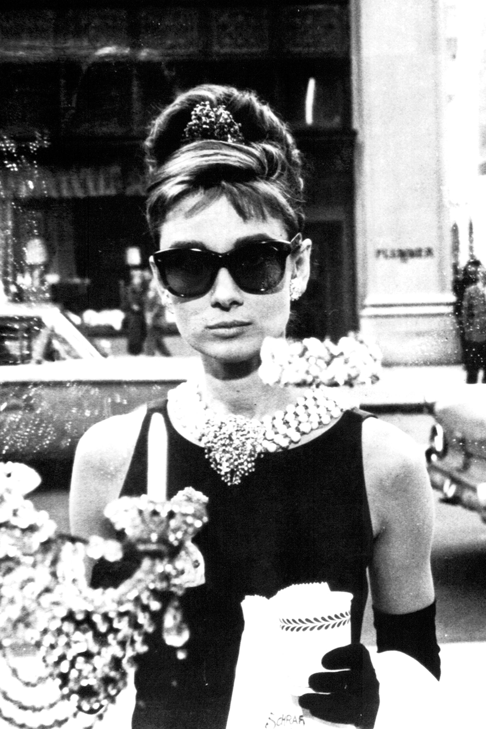 queence Acrylglasbild »Audrey Hepburn«, Schwarz-Weiss-Stars-Frau-Portrait-Foto-Fenster & Türen-Film-Filmfiguren-Filmszene, Fine Art-Print in Galeriequalität