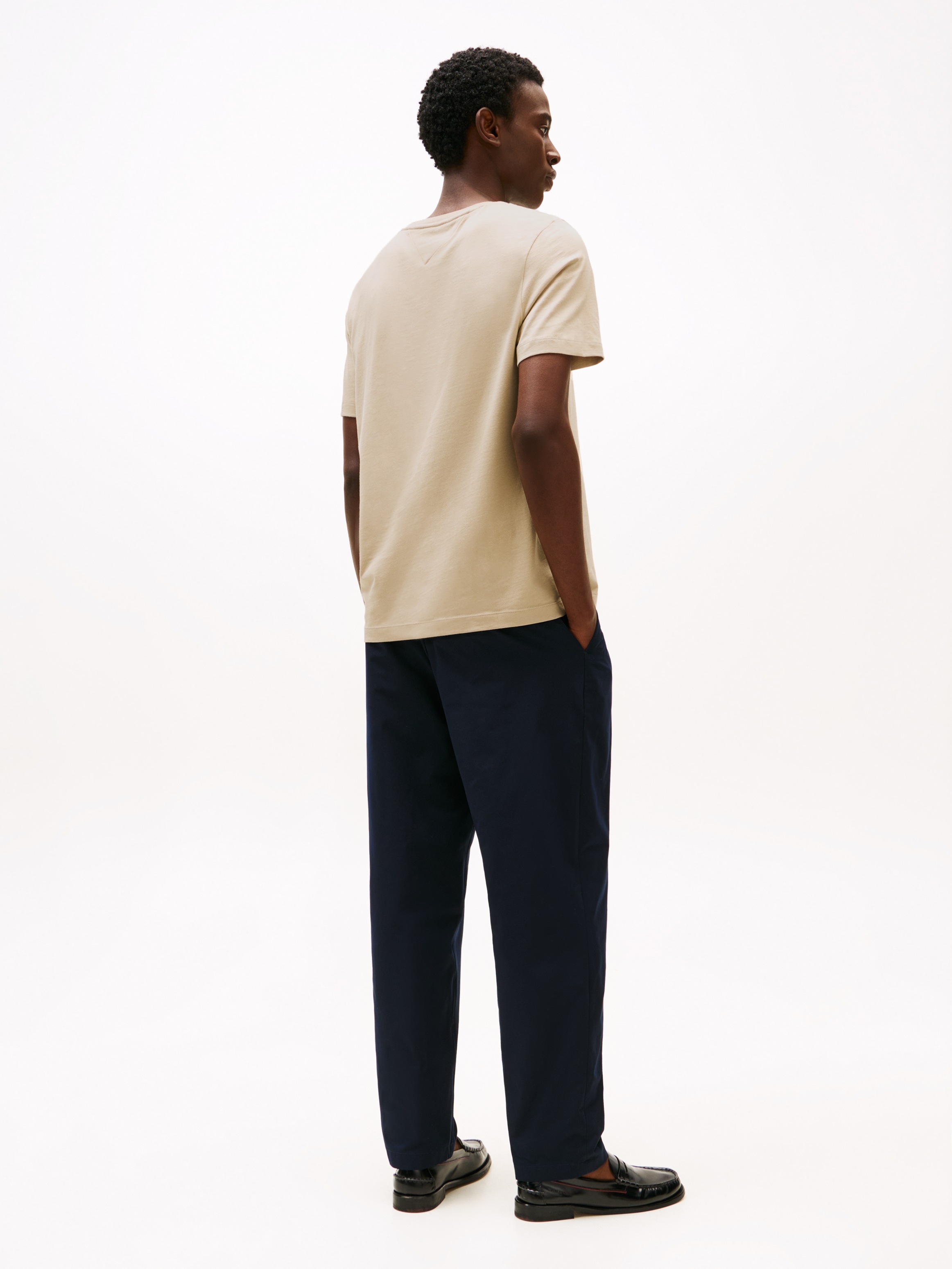 Tommy Hilfiger T-Shirt »ESSENTIAL REG FIT SOLID TEE mit Stickerei und Rundhals«, unifarben, casual, regular fit, Baumwolle, Rundhals