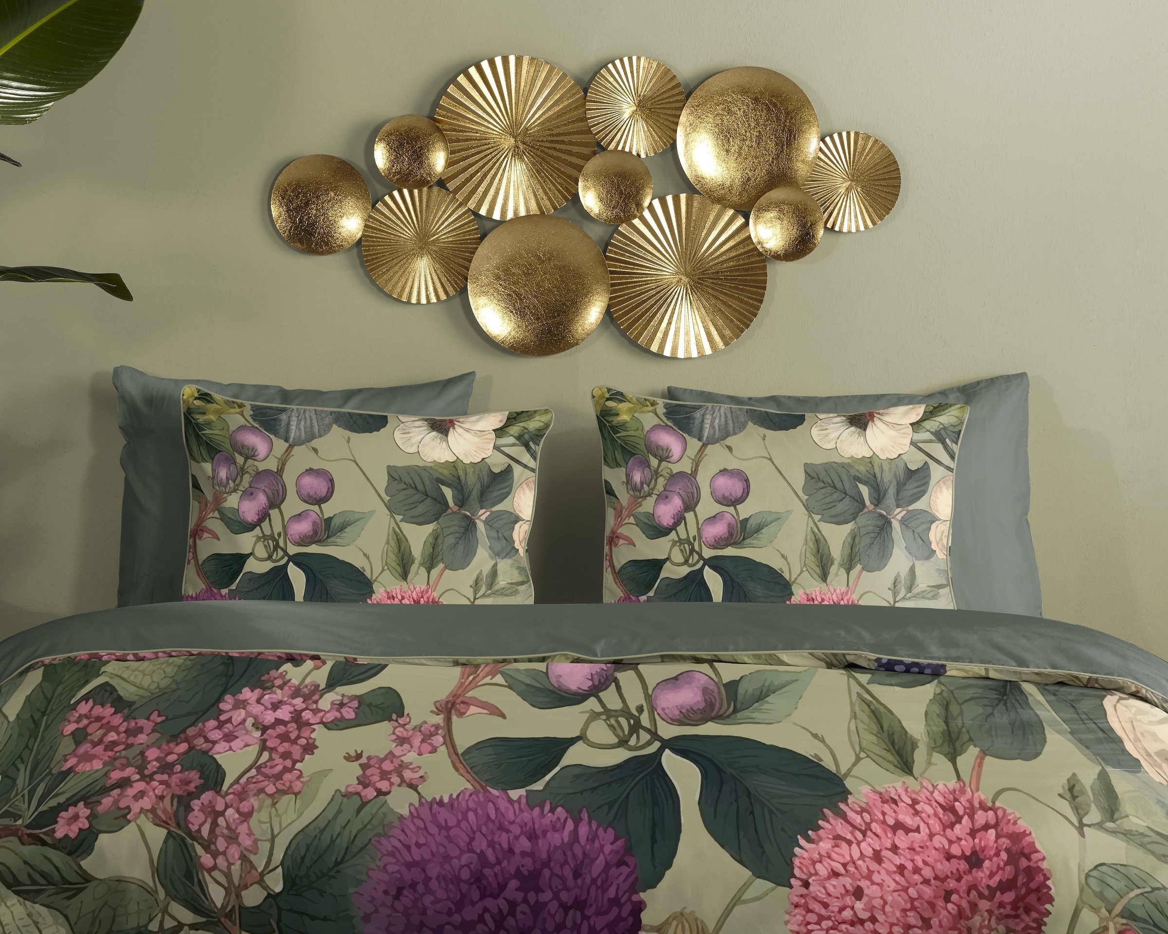 Descanso Wendebettwäsche »Onaz«, Satin, Reissverschluss, Paspel, Biese, Wendeoptik, Luxe, Blumen, Grün