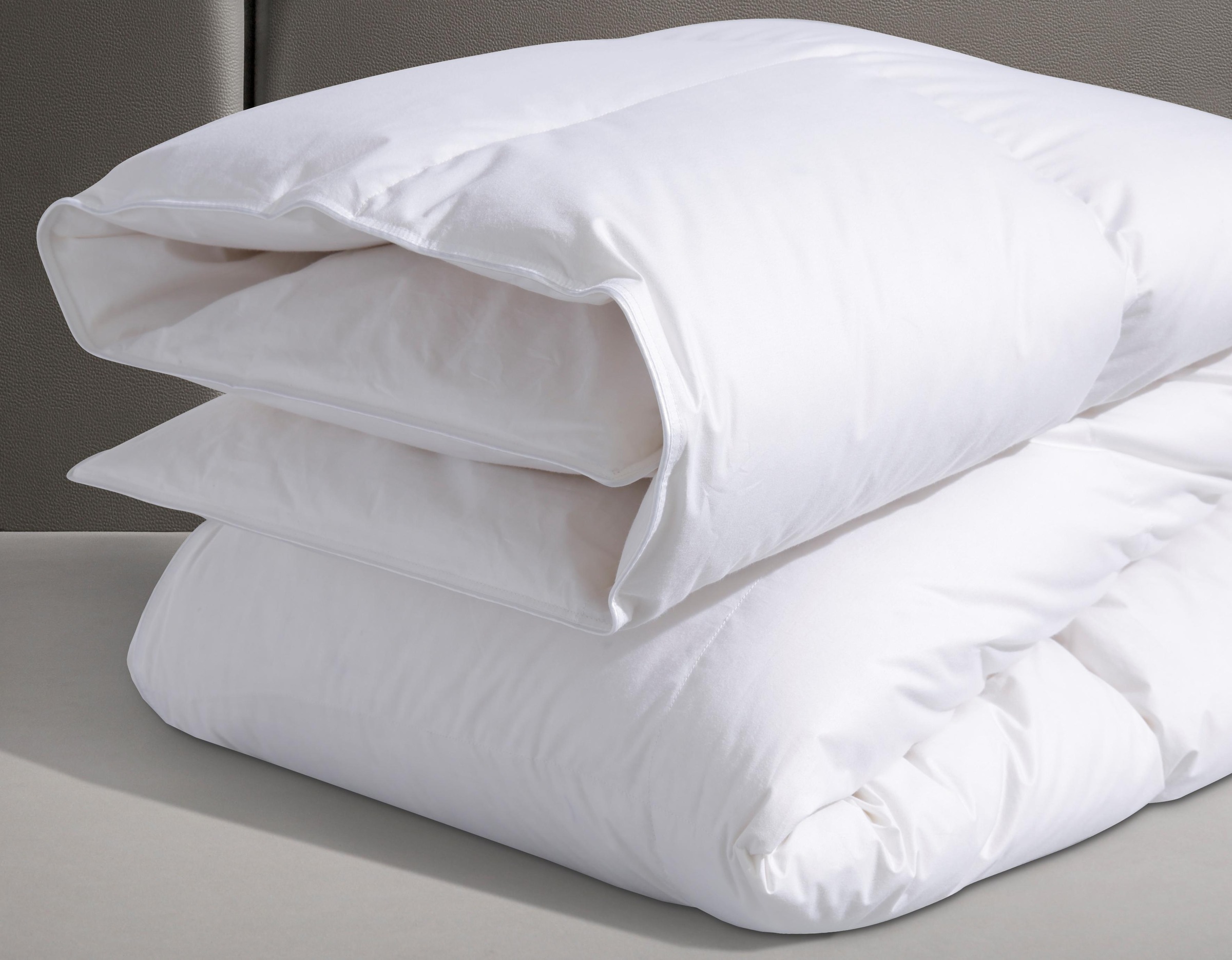 Haeussling Daunenbettdecke »Swiss Royal, Bettdecken für Sommer und Winter, Ganzjahresdecke, Decke«, warm, Füllung 90% Daunen, 10% Federn, Bezug 100% Baumwolle, (1 St.), Bettdecke 135x200 cm, 155x220 cm & weitere Grössen, Made in Germany