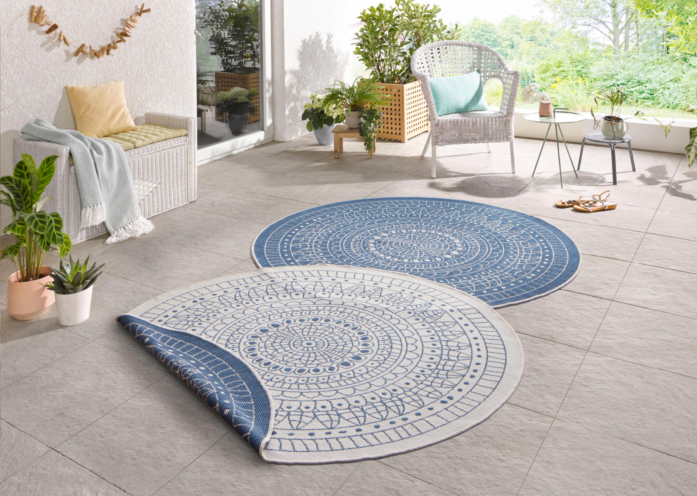 runde Outdoor-Teppiche in Blau-Weiß