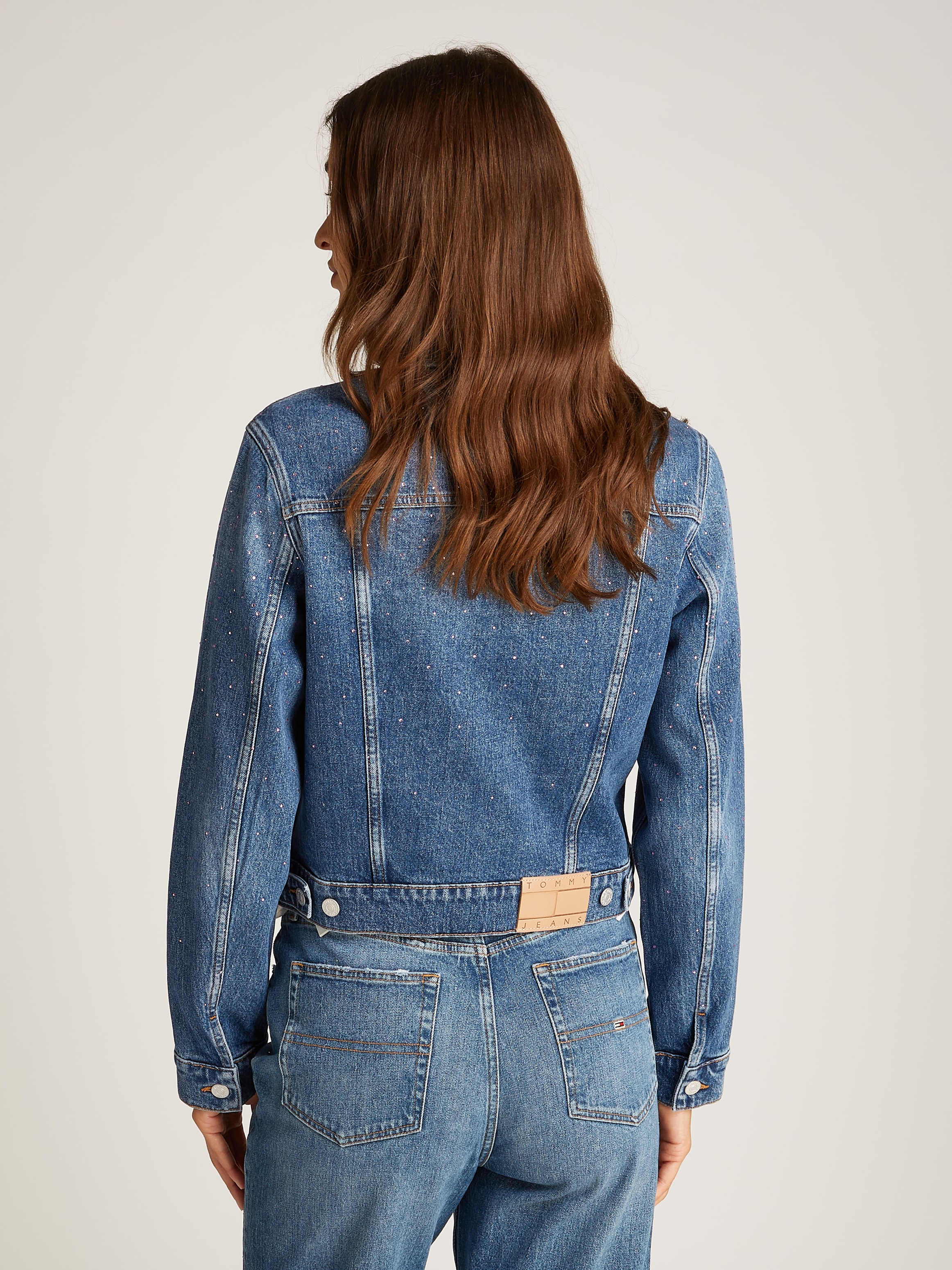 Tommy Jeans Jeansjacke »CLASSIC TRUCKER JACKET AI6136«, mit typischen Trucker Details, mit Schmucksteinen