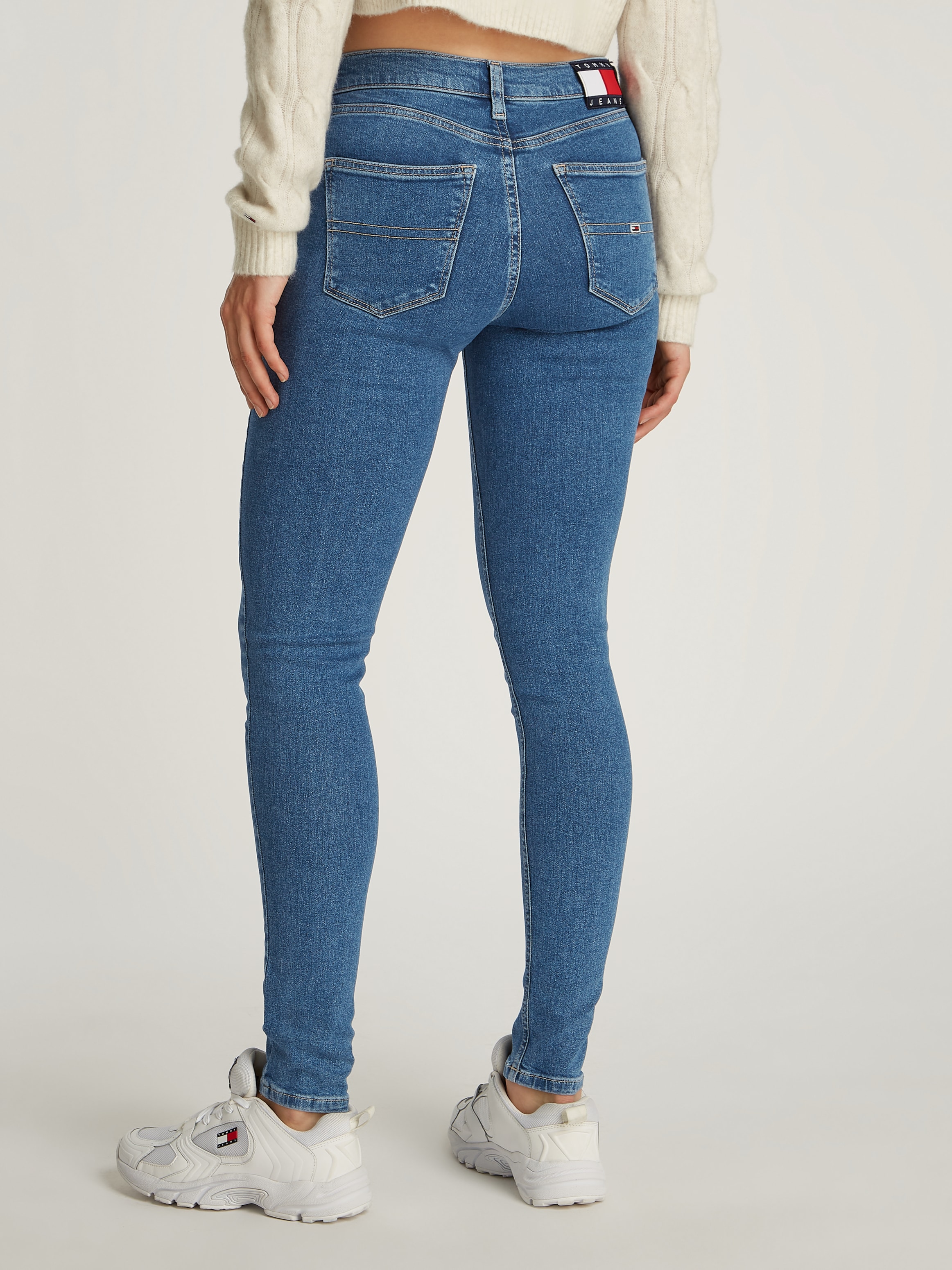 Tommy Jeans Skinny-fit-Jeans »Nora Mid Rise Skinny Fit«, mit Waschung, mit Logo-Badge