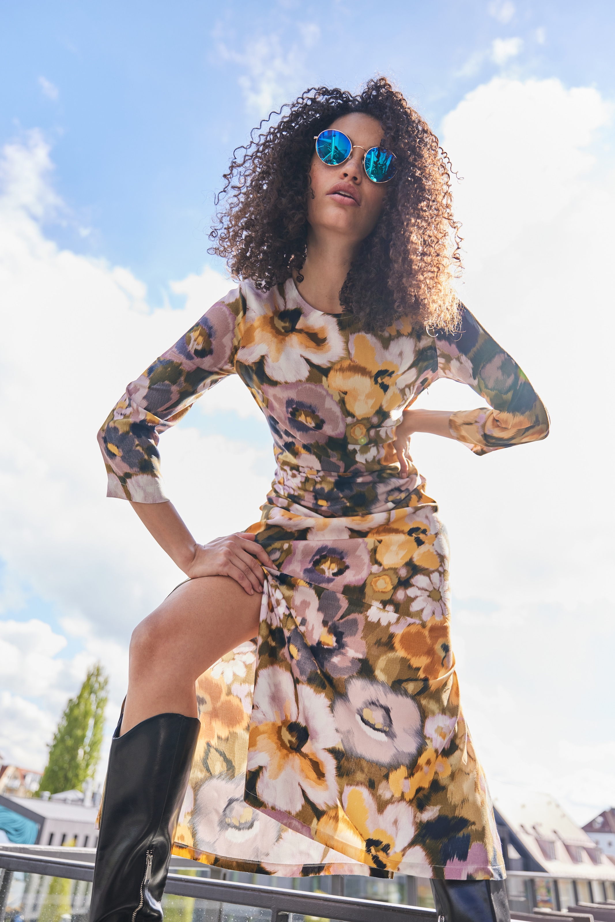 Aniston CASUAL Maxikleid, mit Blütendruck im Batik-Look- jedes Teil ein Unikat