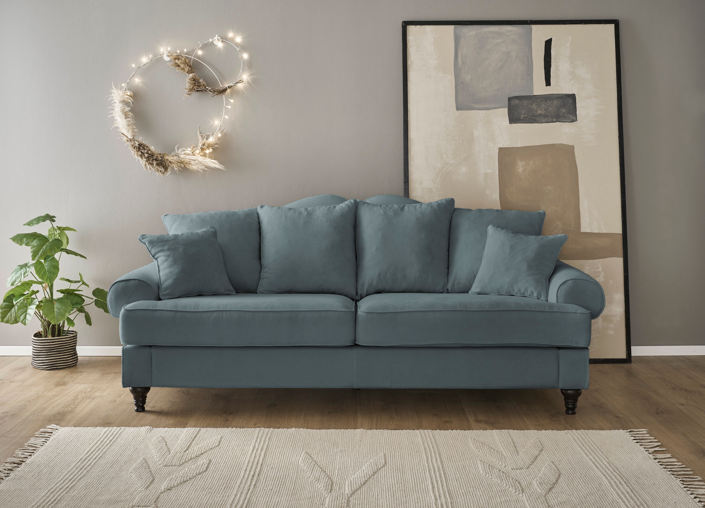 OTTO home 3,5-Sitzer "Westminster, Sofa im Landhausstil, Couch mit Zierkissen" Federkern-Polsterung, gedrechselter Fuß, hochwertiger Microfaserbezug