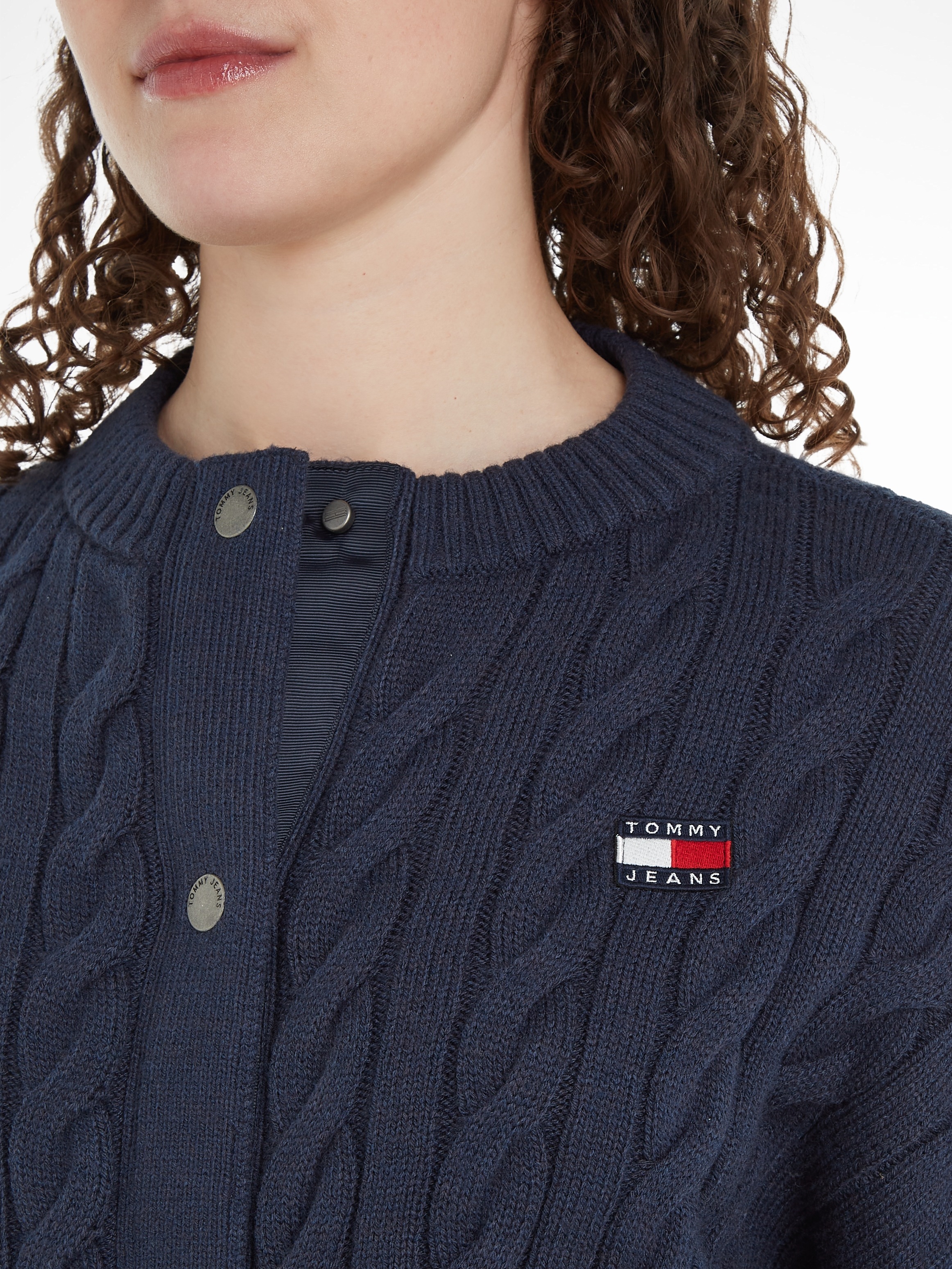 Tommy Jeans Strickjacke »TJW BADGE CABLE CARDIGAN«, mit Tommy Jeans Logo-Badge