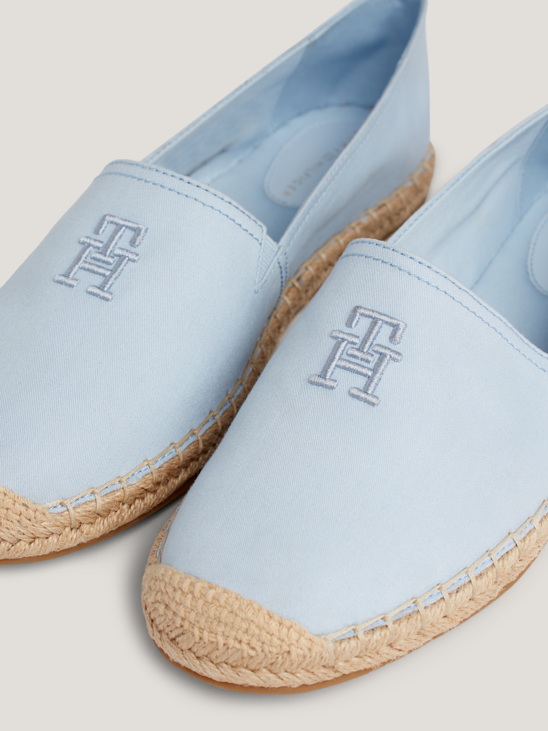 Tommy Hilfiger Espadrille »EMBROIDERED FLAT ESPADRILLE«, Sommerschuh, Strandschuh, Loafer, Slipper in schmaler Form