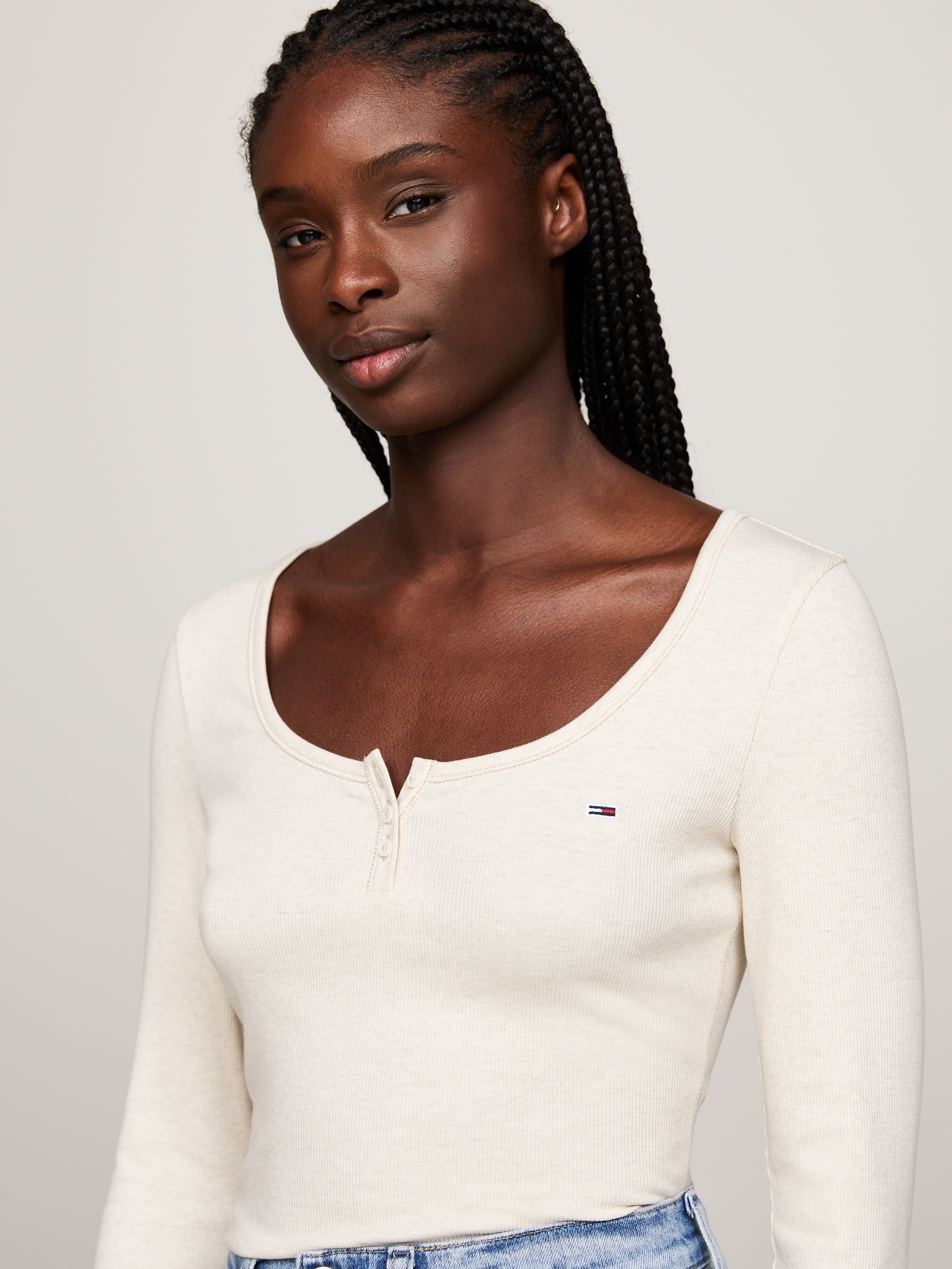 Tommy Jeans Curve Henleyshirt »TJW MELANGE HENLEY LS EXT«, mit tiefem Rundhals, Knopfleiste, Langarm, Logo-Flag
