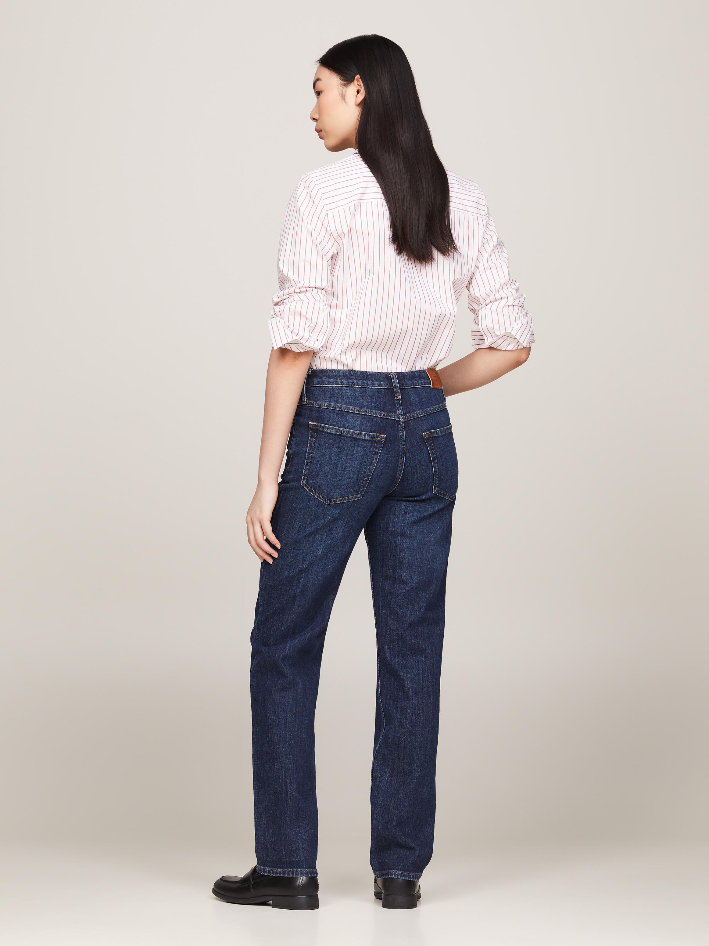 Tommy Hilfiger Straight-Jeans »CLASSIC STRAIGHT RW STAY BLACK«, mit Tommy Hilfger Logo-Badge