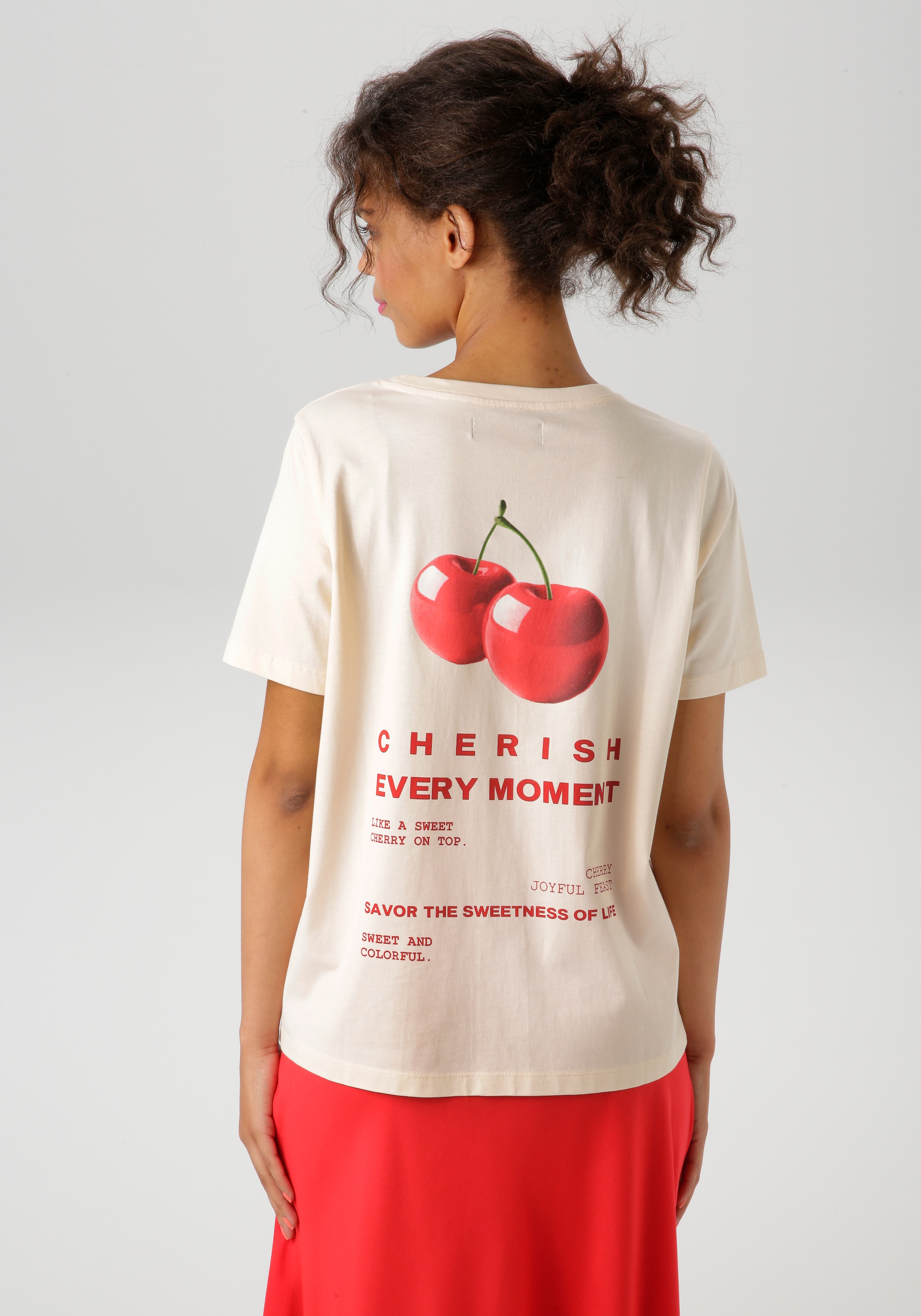 Aniston CASUAL T-Shirt, im Rücken mit Kirschen und Schriftzügen bedruckt