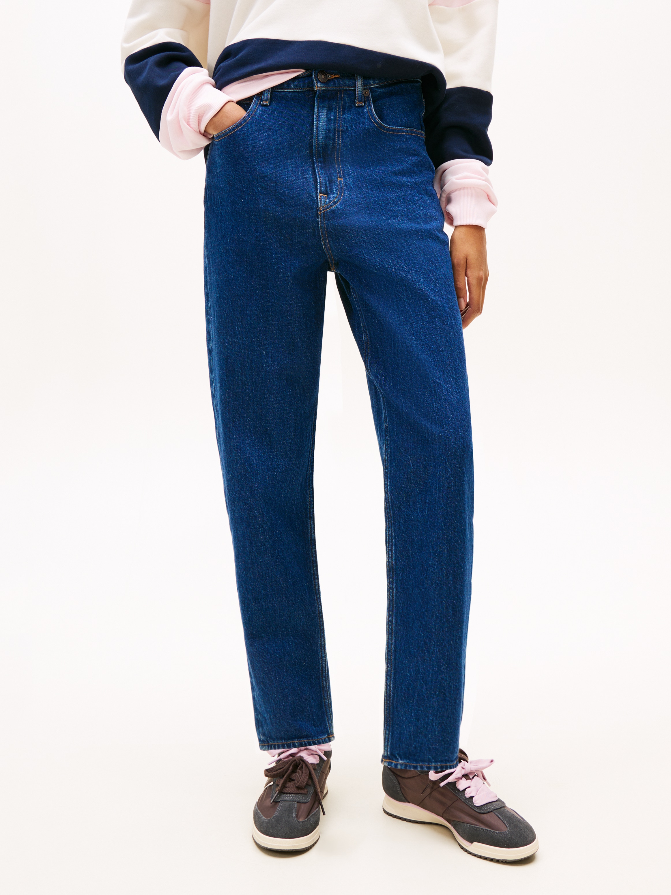 Tommy Jeans Mom-Jeans "MOM JEAN UH TPR" mit Logo-Stickereien, in knöchelfreier Länge