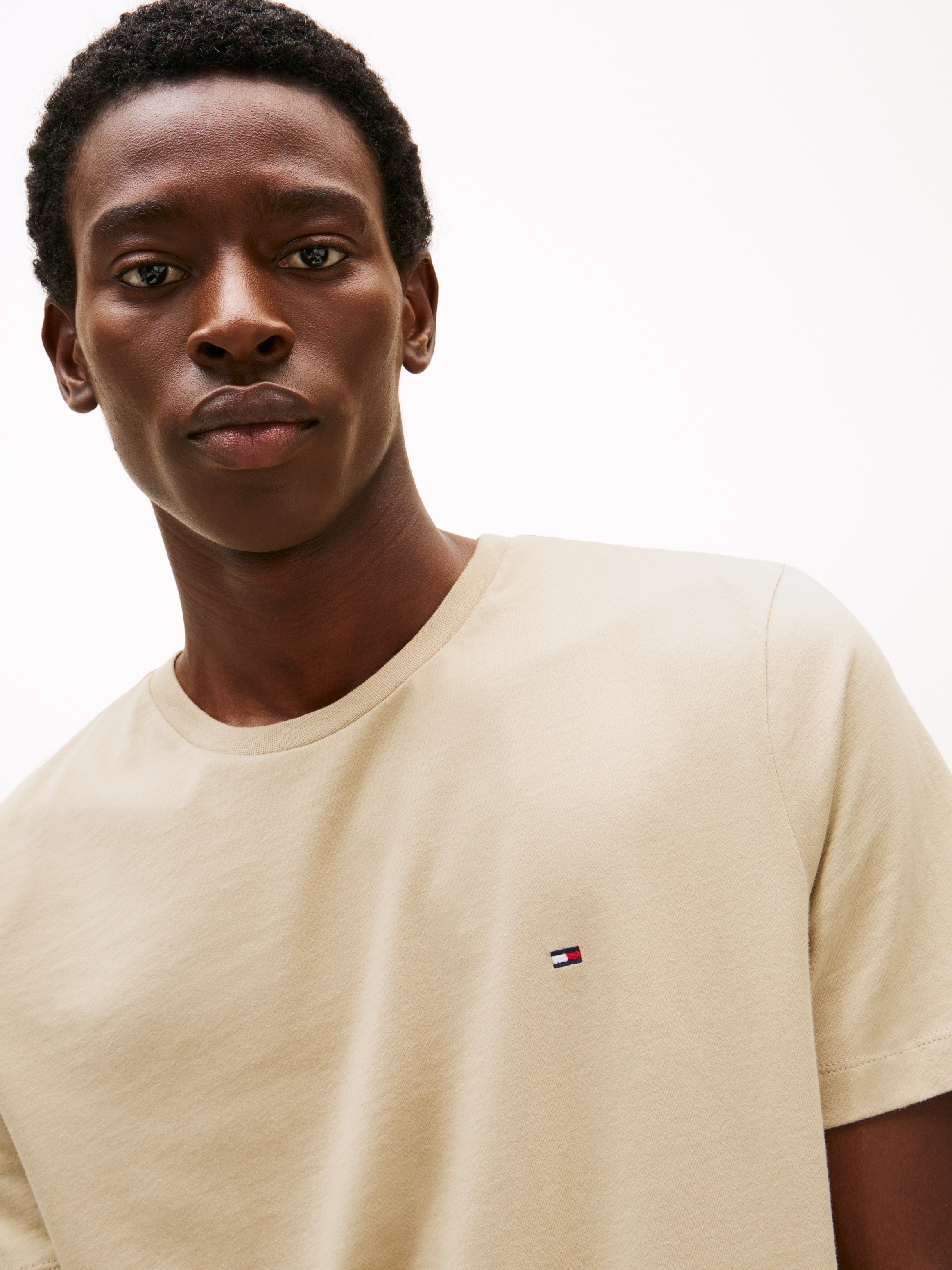 Tommy Hilfiger T-Shirt »ESSENTIAL REG FIT SOLID TEE mit Stickerei und Rundhals«, unifarben, casual, regular fit, Baumwolle, Rundhals
