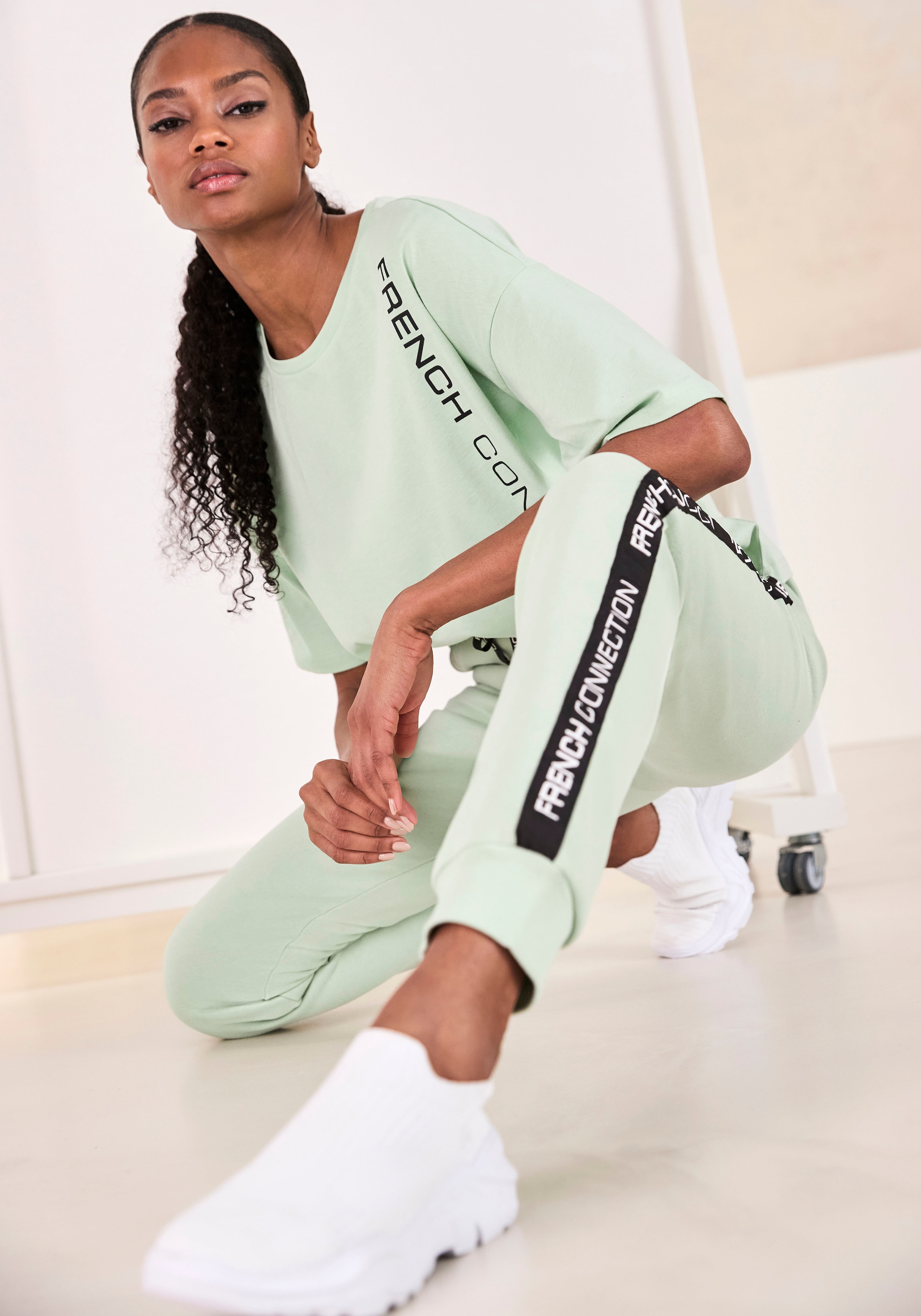 French Connection Sweathose, mit seitlichen Kontraststreifen und Logodruck