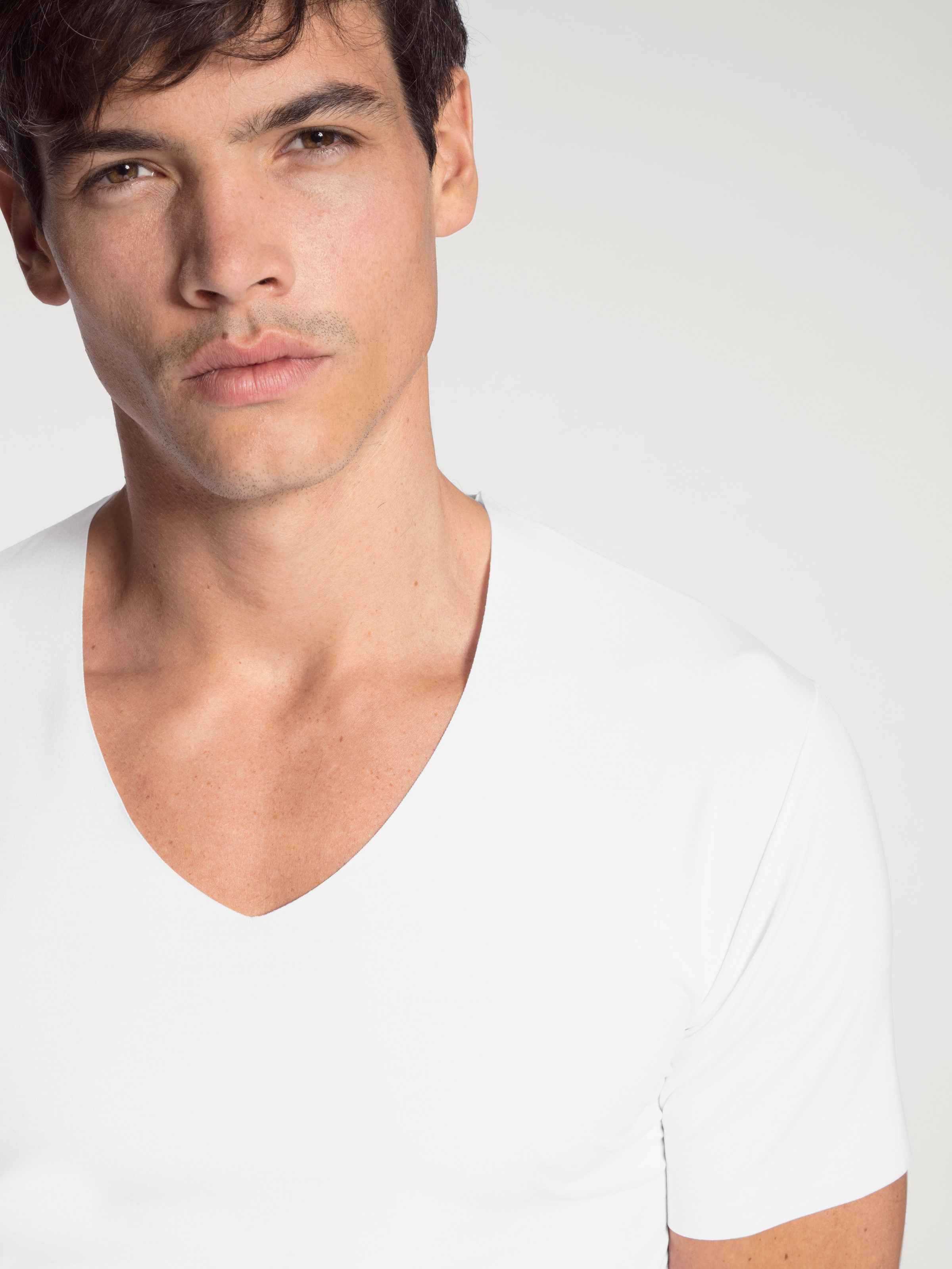 CALIDA V-Shirt »Clean Line«, V-Neck, elastisch, Interlock-Qualität, Kurzarm, schnelltrocknend
