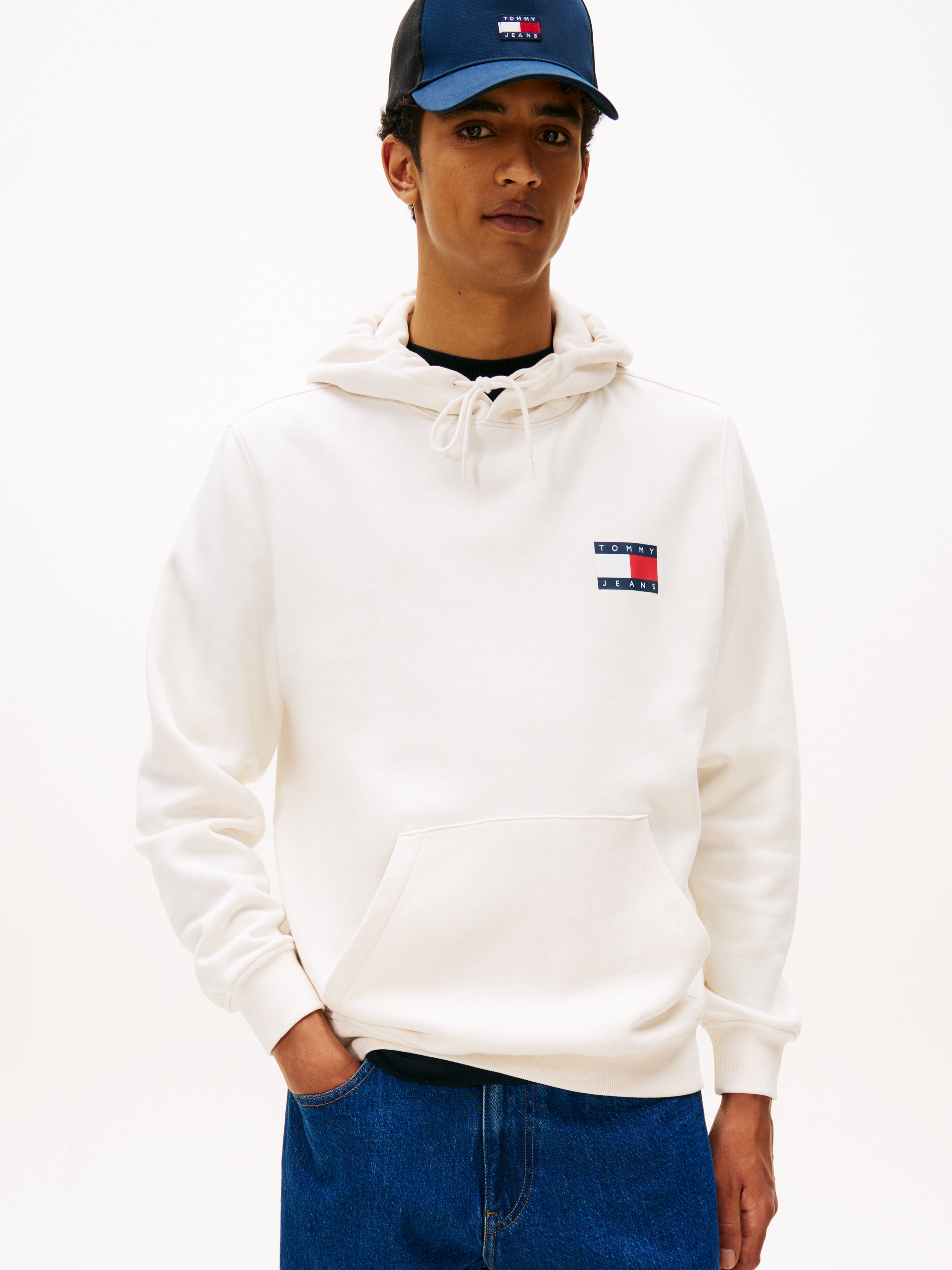 Tommy Jeans Sweatshirt "TJM REG ESSENTIAL FLAG HOOD EXT", mit bedruckten Markenlogo auf Brusthöhe