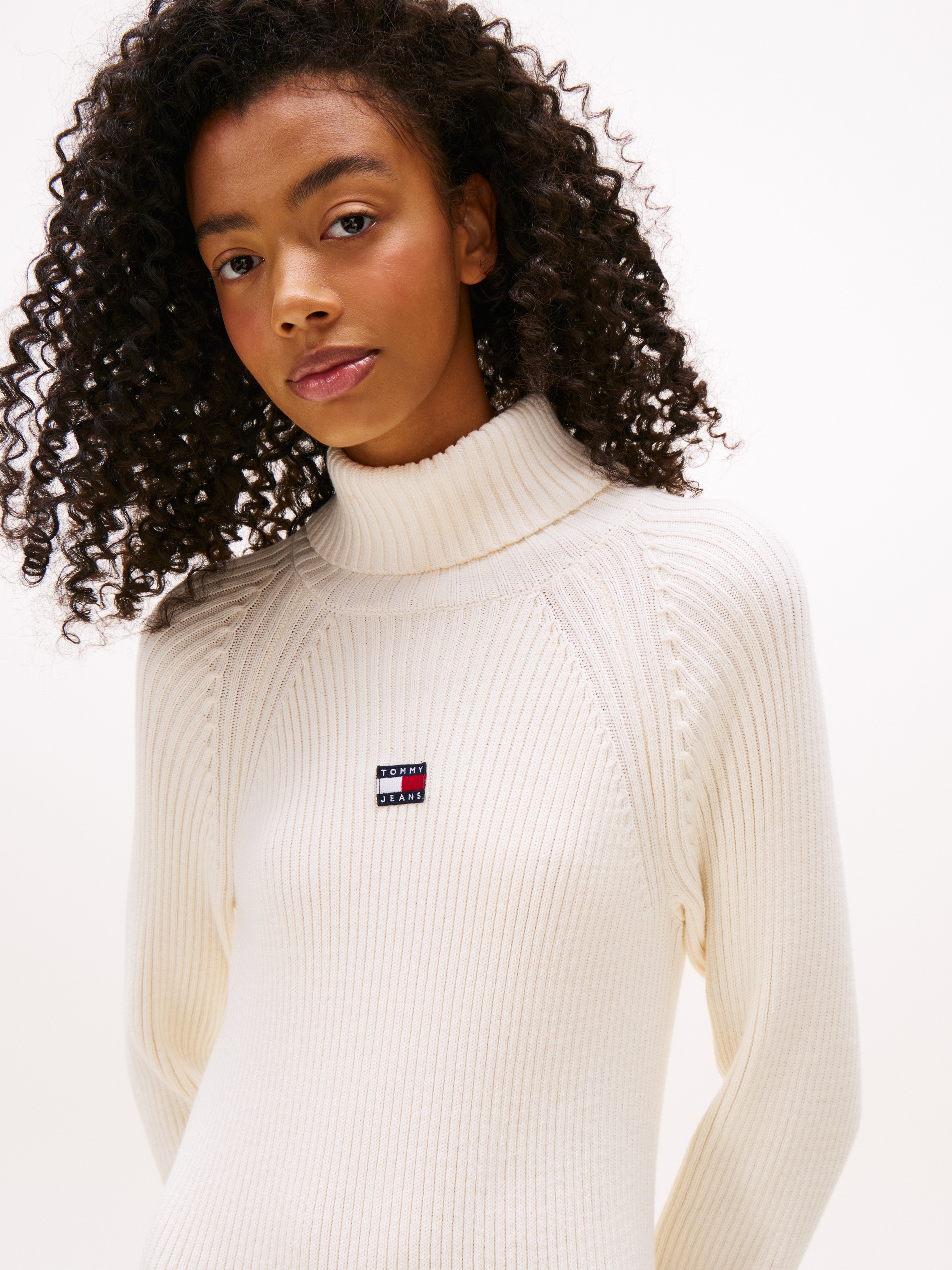 Tommy Jeans Strickkleid »TJW MOCKNECK BADGE SWEATER DRESS«