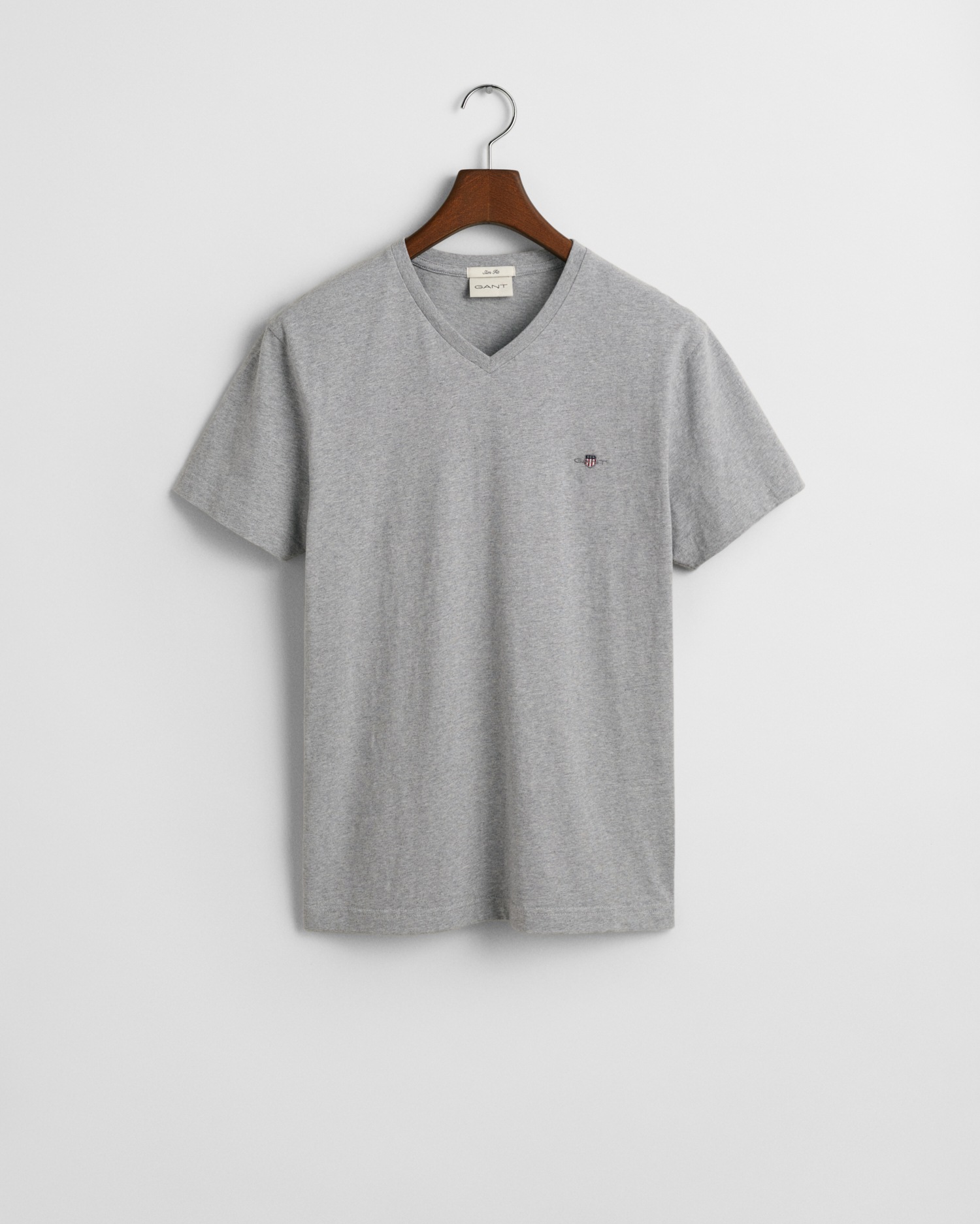 Gant T-Shirt »SLIM SHIELD V-NECK T-SHIRT«, mit einer kleinen Logostickerei auf der Brust