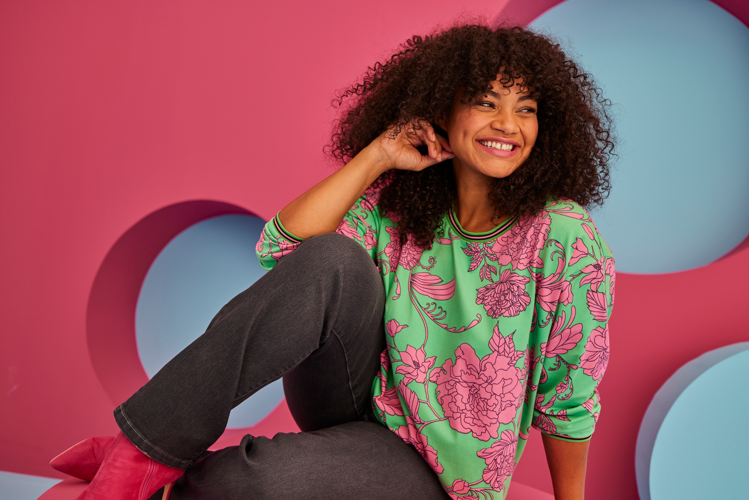 Aniston PLUS Sweatshirt, mit grossflächigen, grafischen Blumen bedruckt