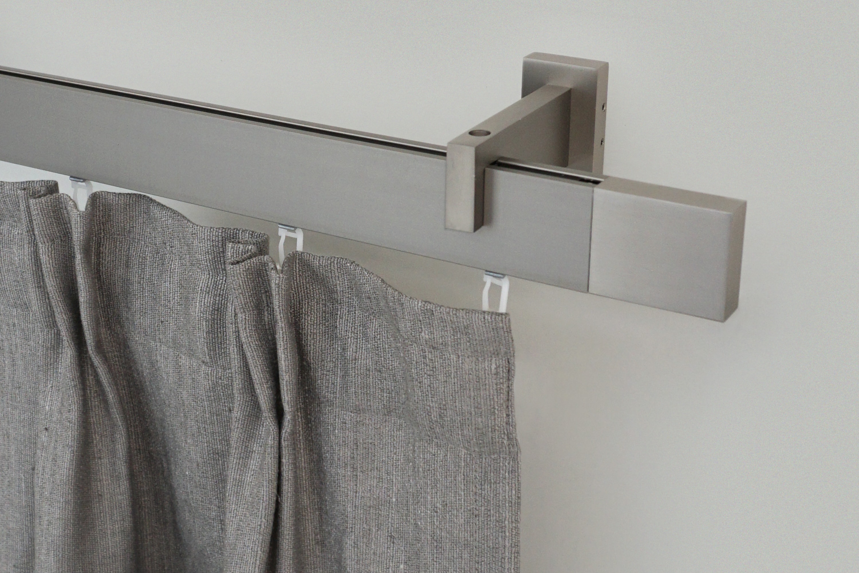 GARESA Gardinenstange "FLAT" 1 läufig-läufig Wunschmasslänge Rechteckprofil, Wandmontage, perfekter Lauf, modern, verlängerbar