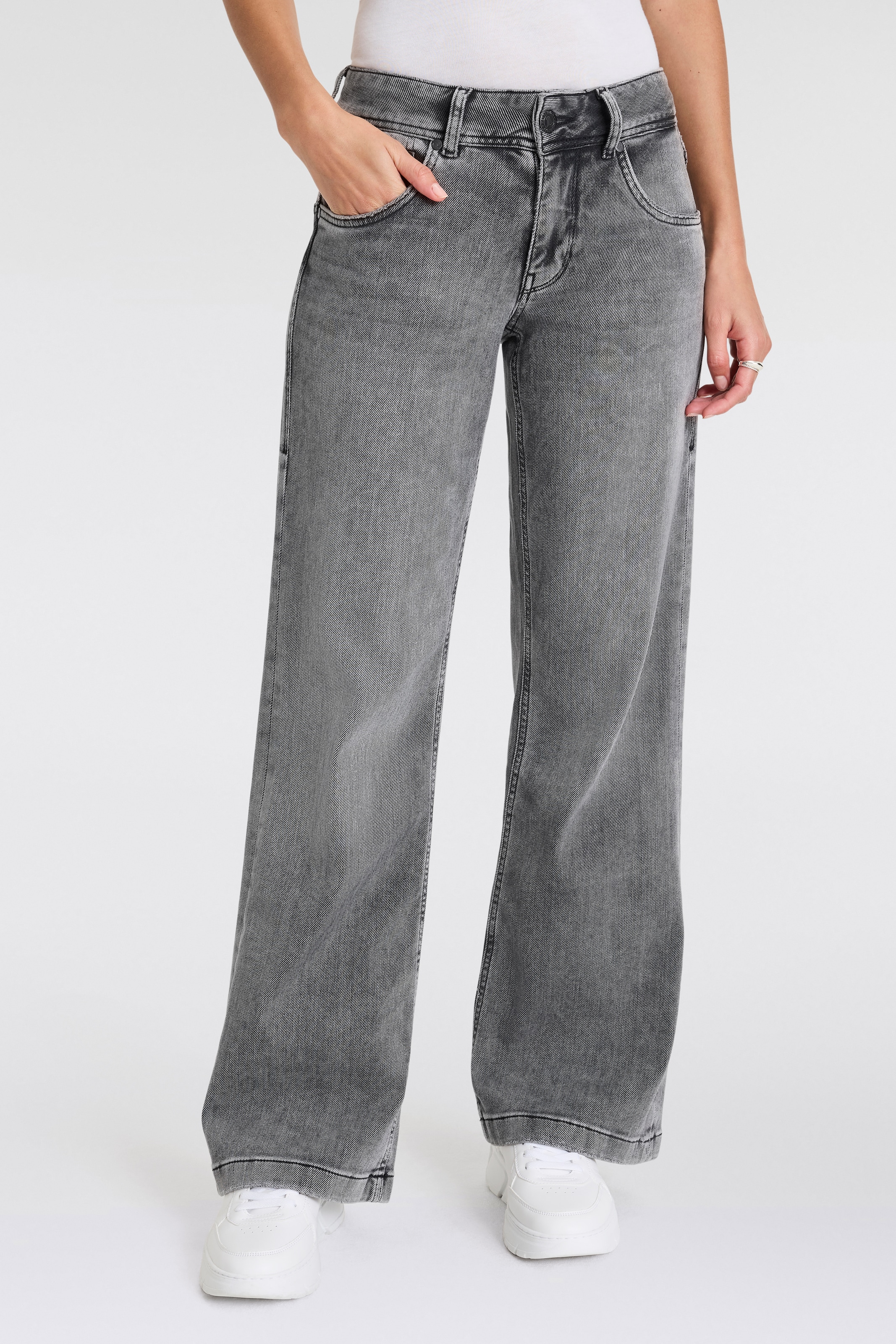 Herrlicher Bootcut-Jeans »Edna Denim Brushed« mit markanten Taschenabnähern hinten