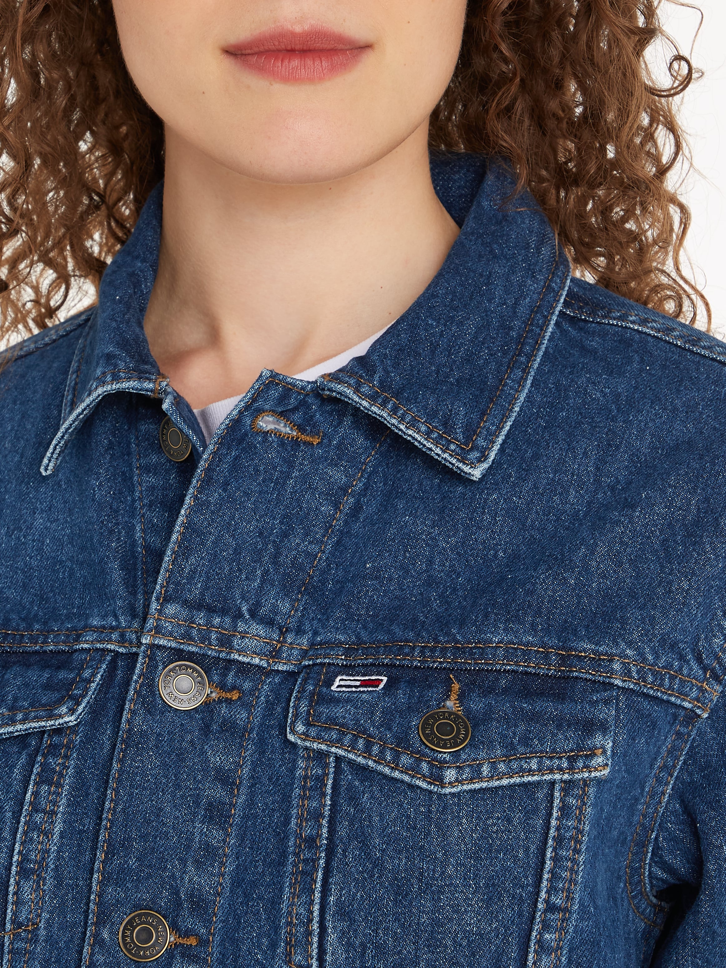 Tommy Jeans Jeansjacke »MOM CLS JACKET BH0056«, mit Tommy Jeans Flagge