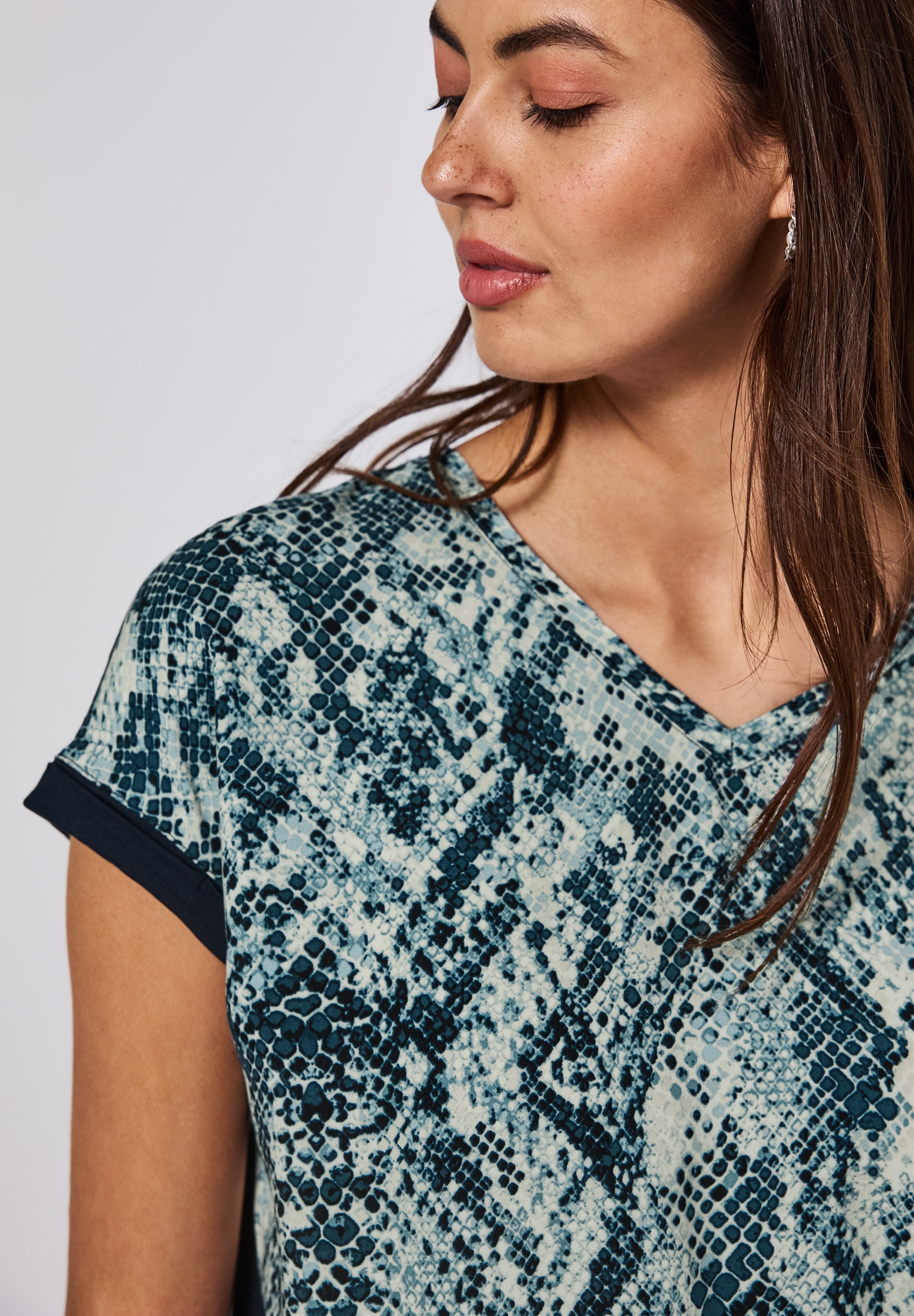 STREET ONE Shirttop, mit gemusterter Front aus Viskose und V-Ausschnitt