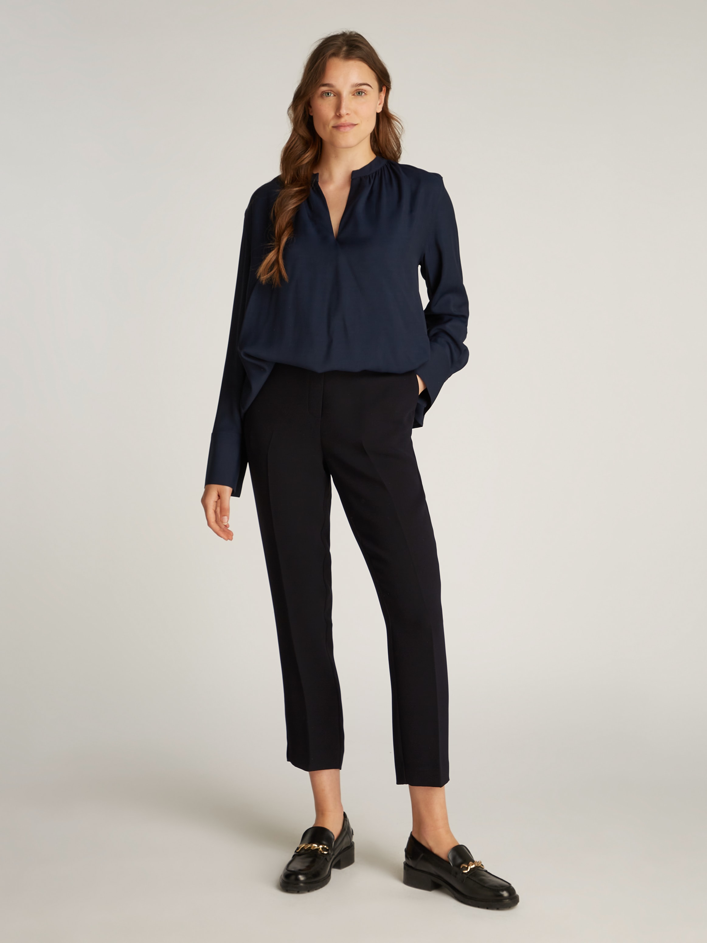 Tommy Hilfiger Webhose »CREPE SLIM PULL ON PANT«, mit Metalllabel, Bügelfalten