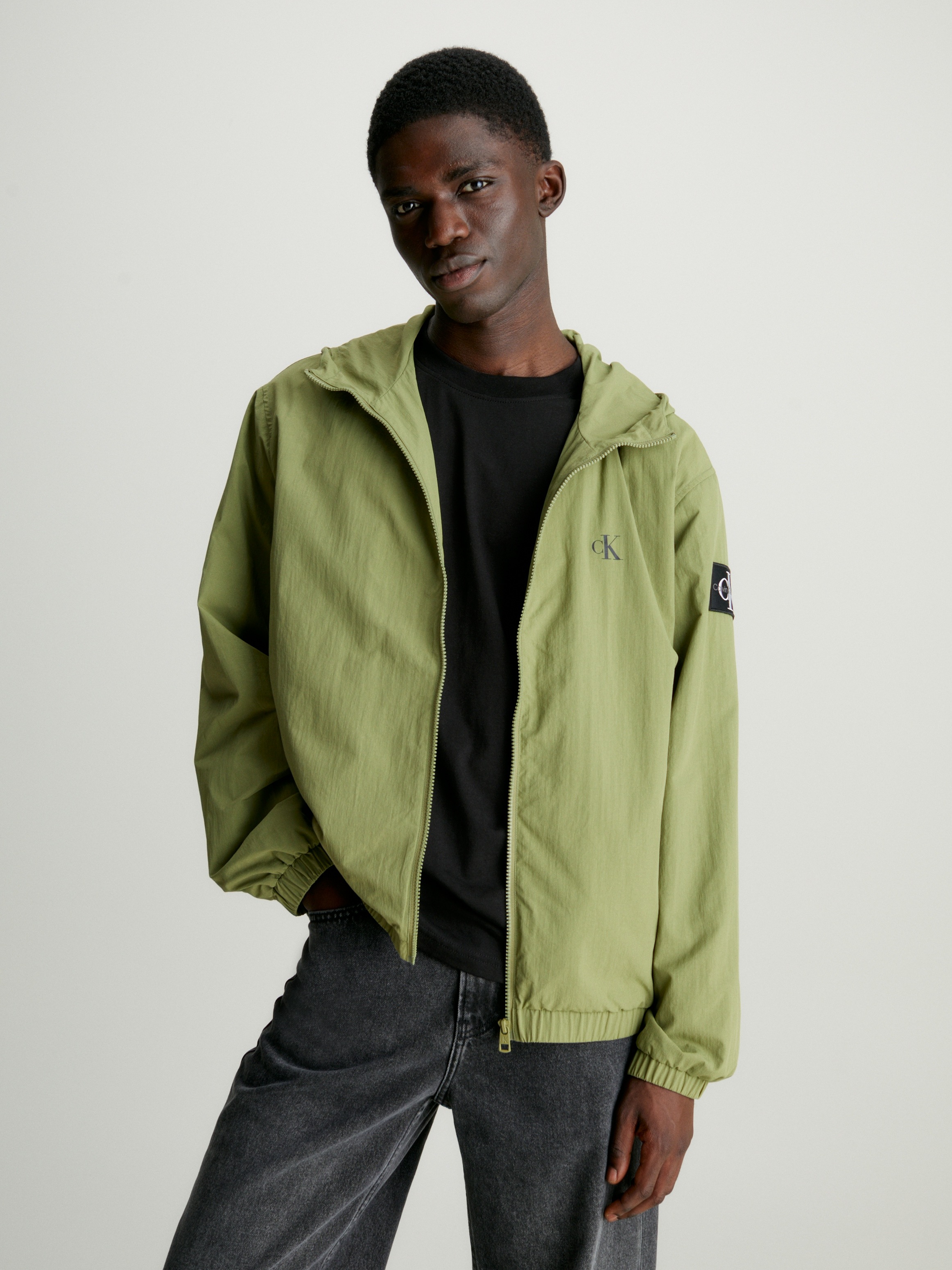 Calvin Klein Jeans Windbreaker »WINDBREAKER« mit Kapuze mit Calvin Klein Logo-Badge