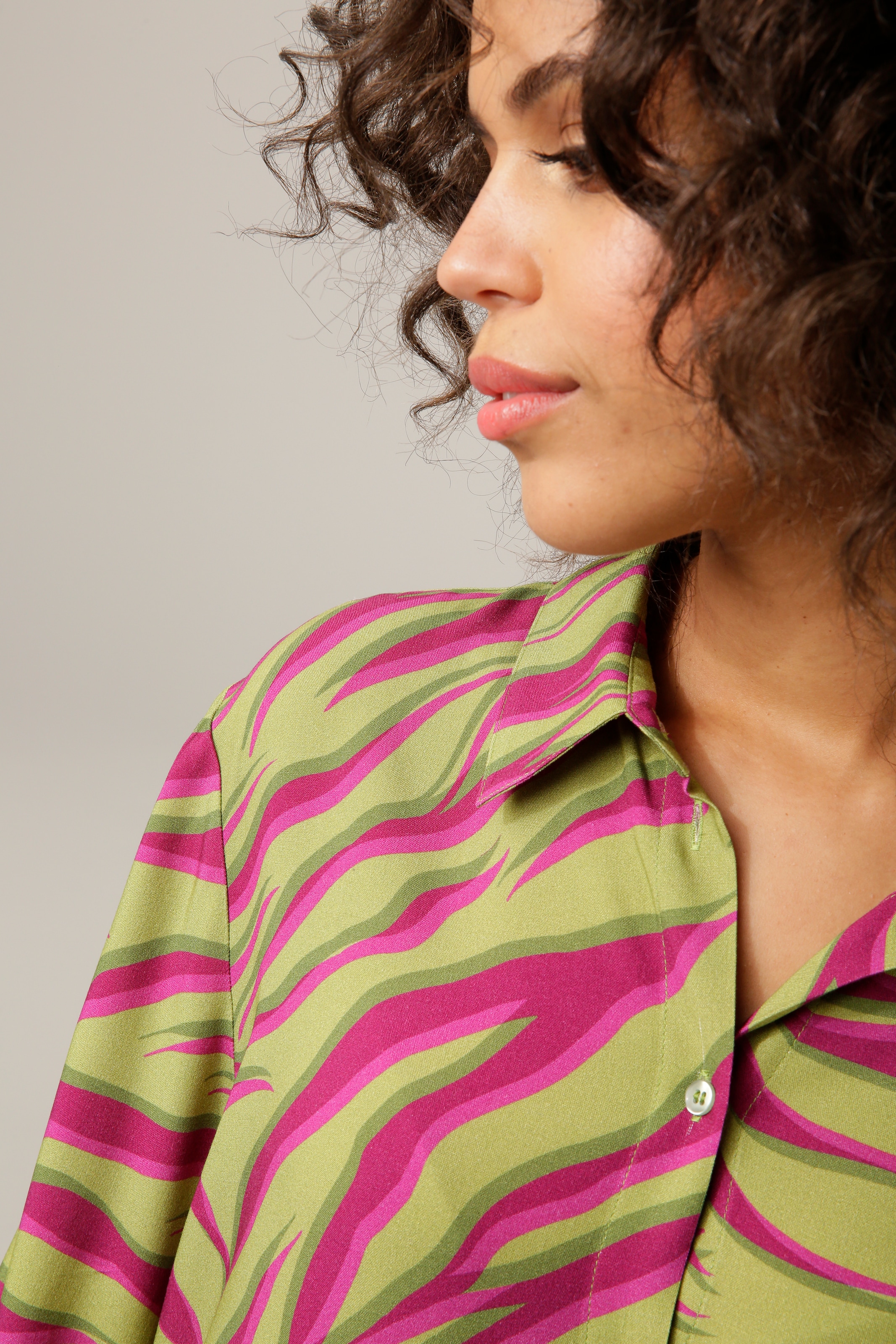 Aniston CASUAL Hemdbluse, mit farbenfrohen Druck - jedes Teil ein Unikat