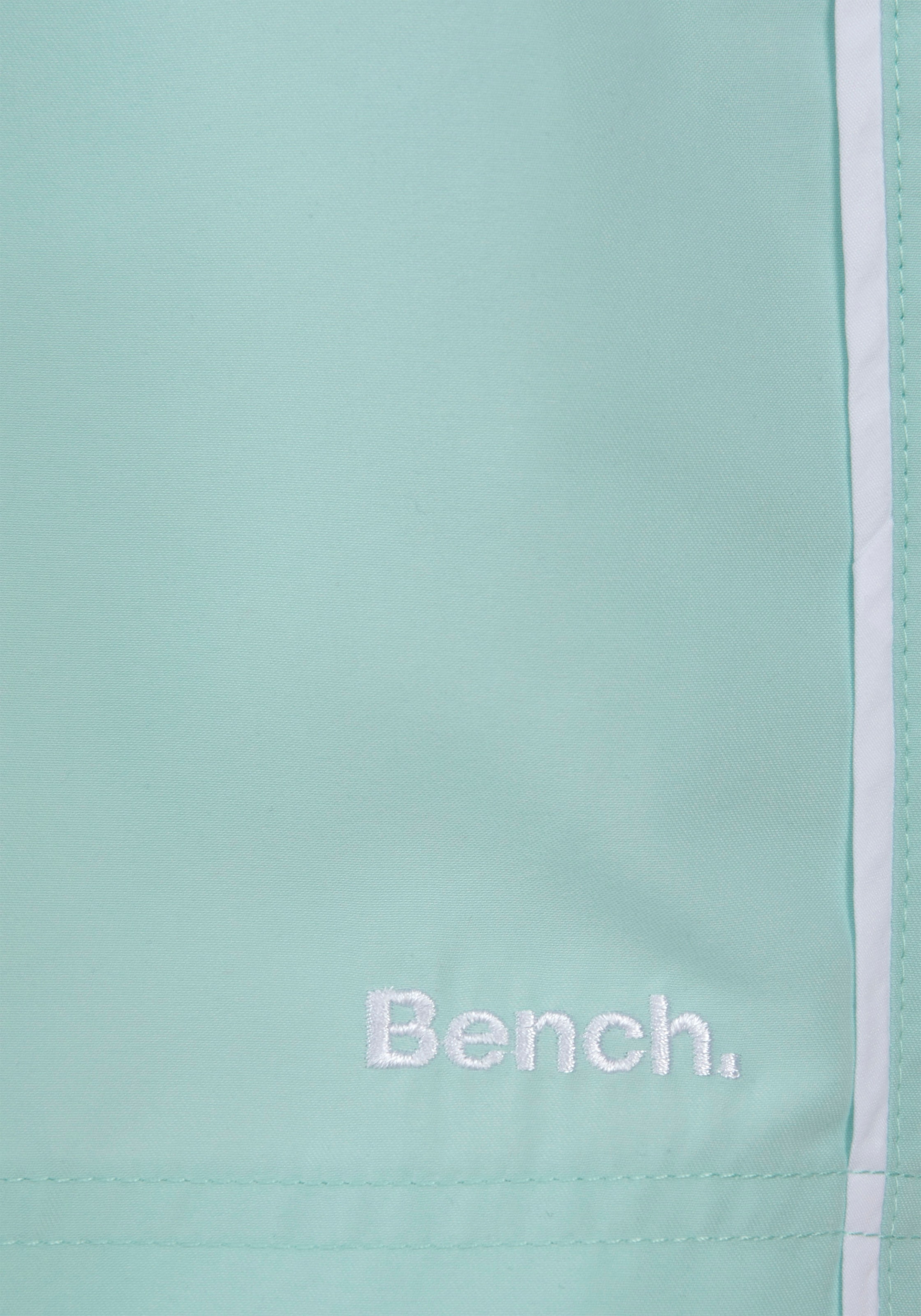 Bench. Badeshorts, in modischen Pastellfarben