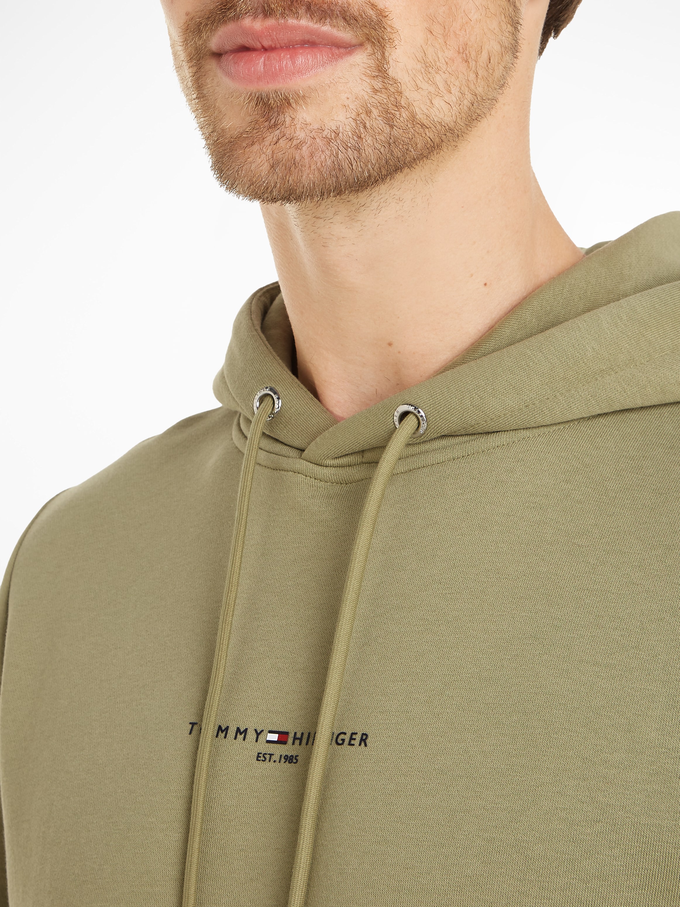 Tommy Hilfiger Hoodie »TOMMY LOGO TIPPED HOODY«, Tommy-Tape innen am Ausschnitt, Flag-Stickerei am Ärmel