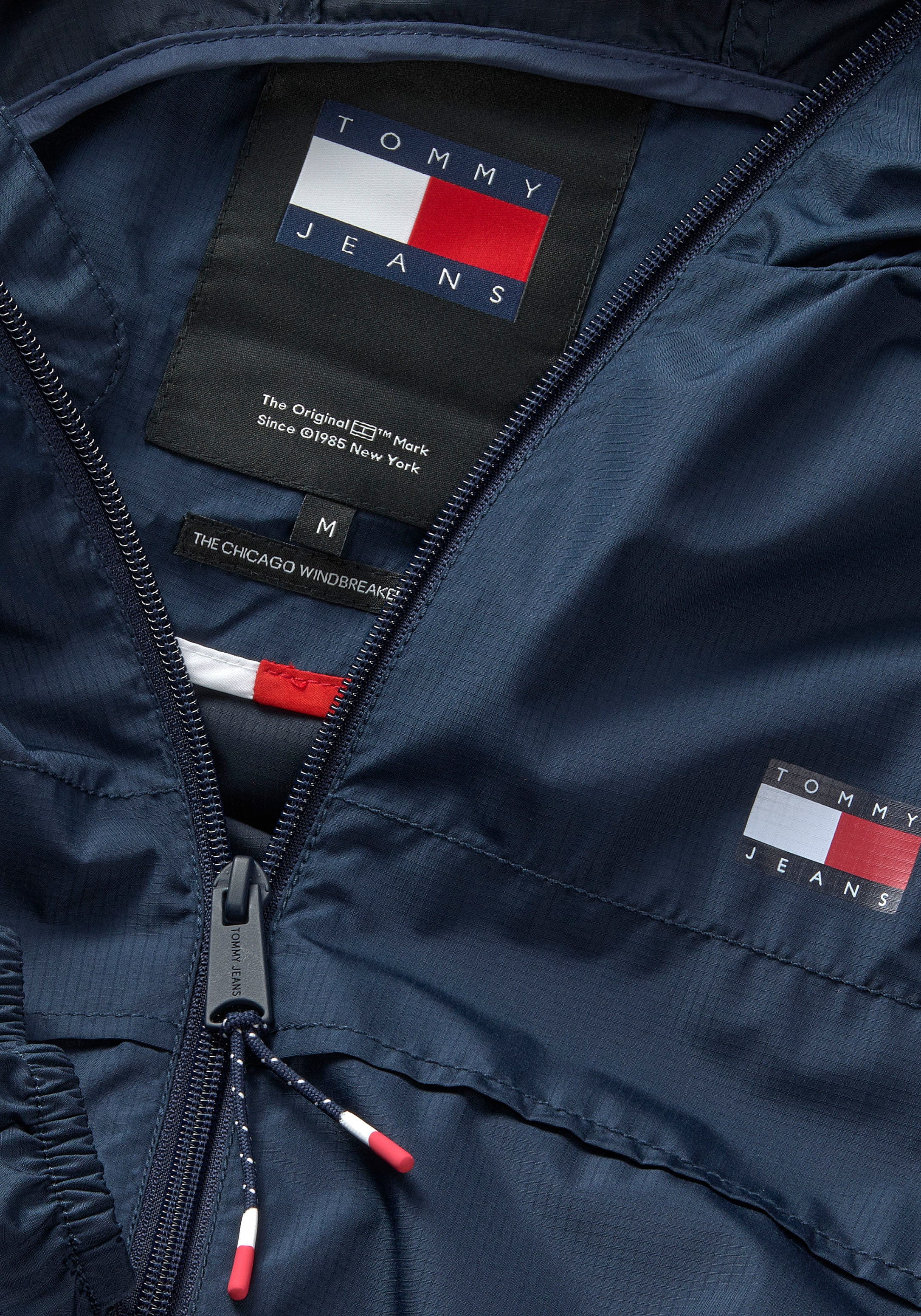 Tommy Jeans Outdoorjacke »TJM LW CHICAGO JACKET«, mit Kapuze, mit Logoprägung