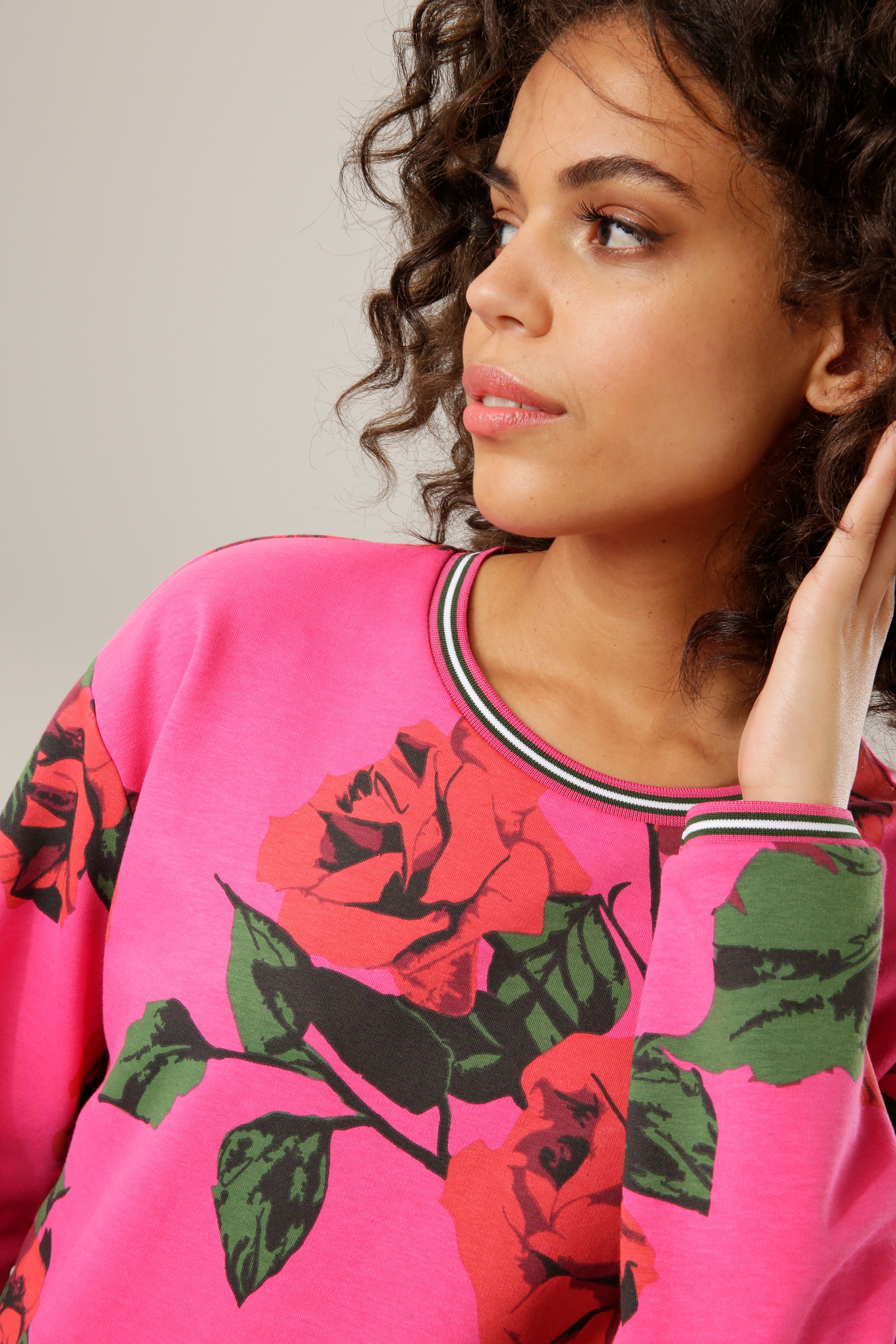 CASUAL farbenfrohem | Rosendruck kaufen Jelmoli-Versand Aniston mit Sweatshirt, online