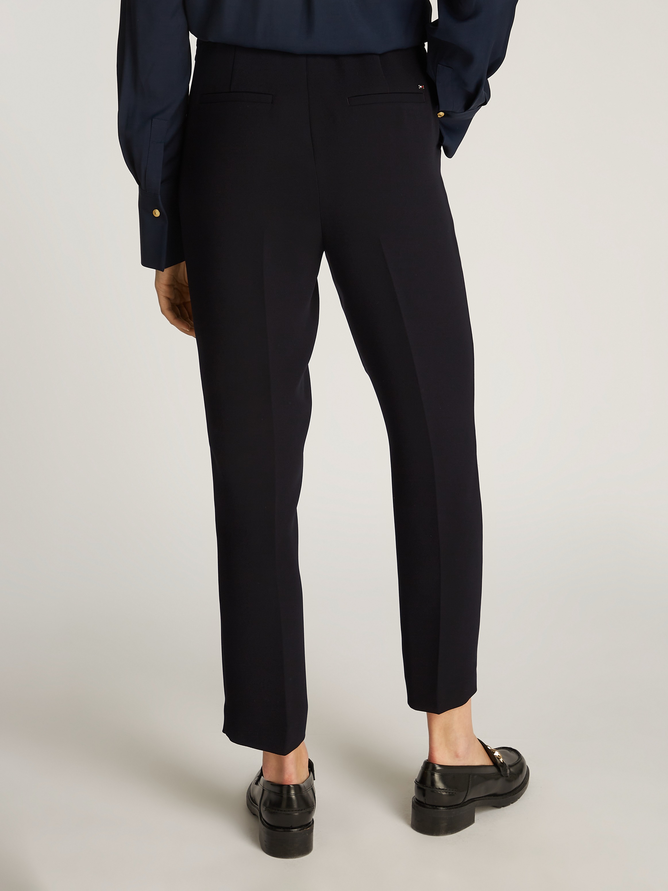 Tommy Hilfiger Webhose »CREPE SLIM PULL ON PANT«, mit Metalllabel, Bügelfalten