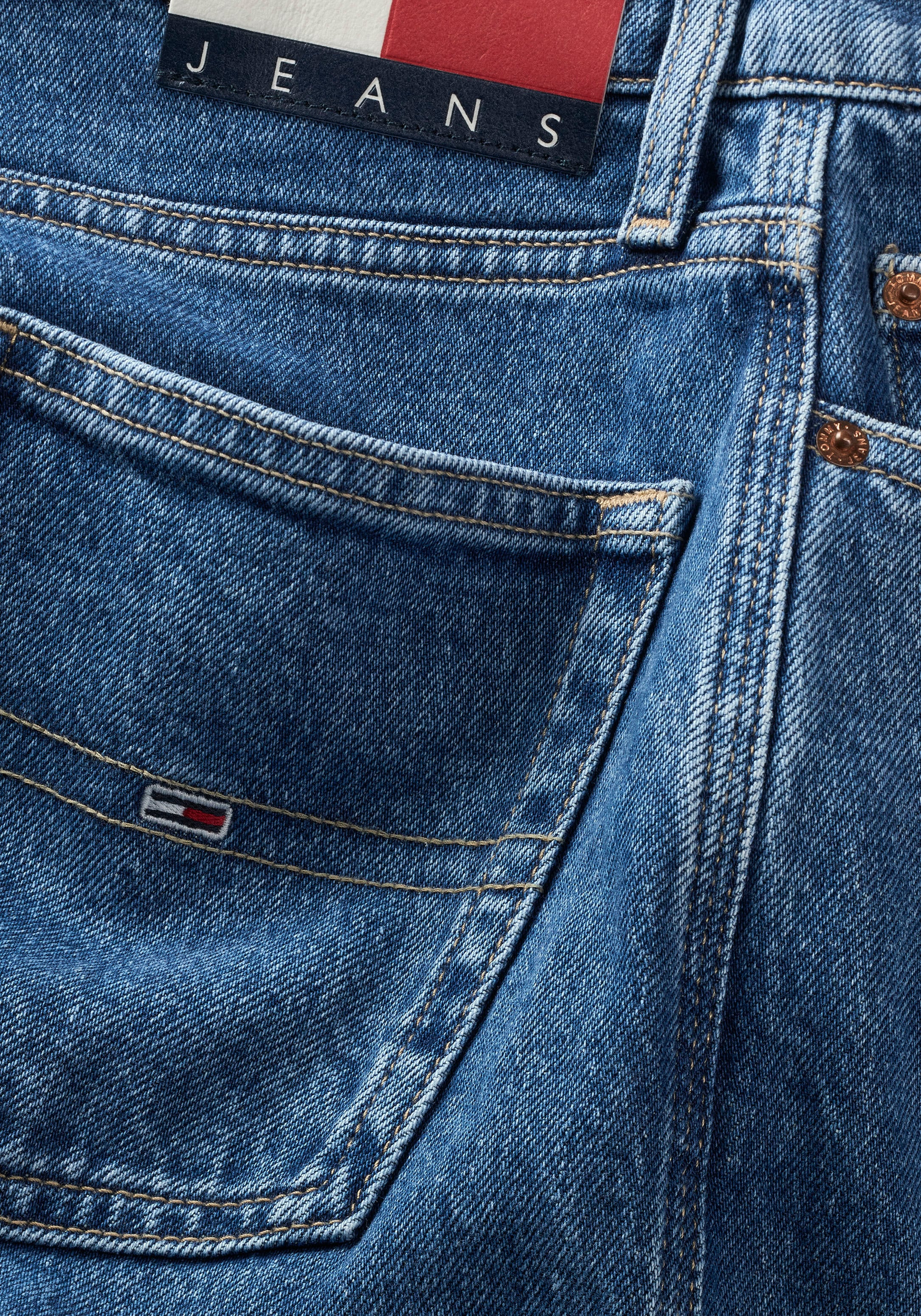 Tommy Jeans Jelmoli-Versand Jeans bei WD HGH mit Logo-Badge Jeans online Weite Tommy »CLAIRE BH4116«, Schweiz bestellen