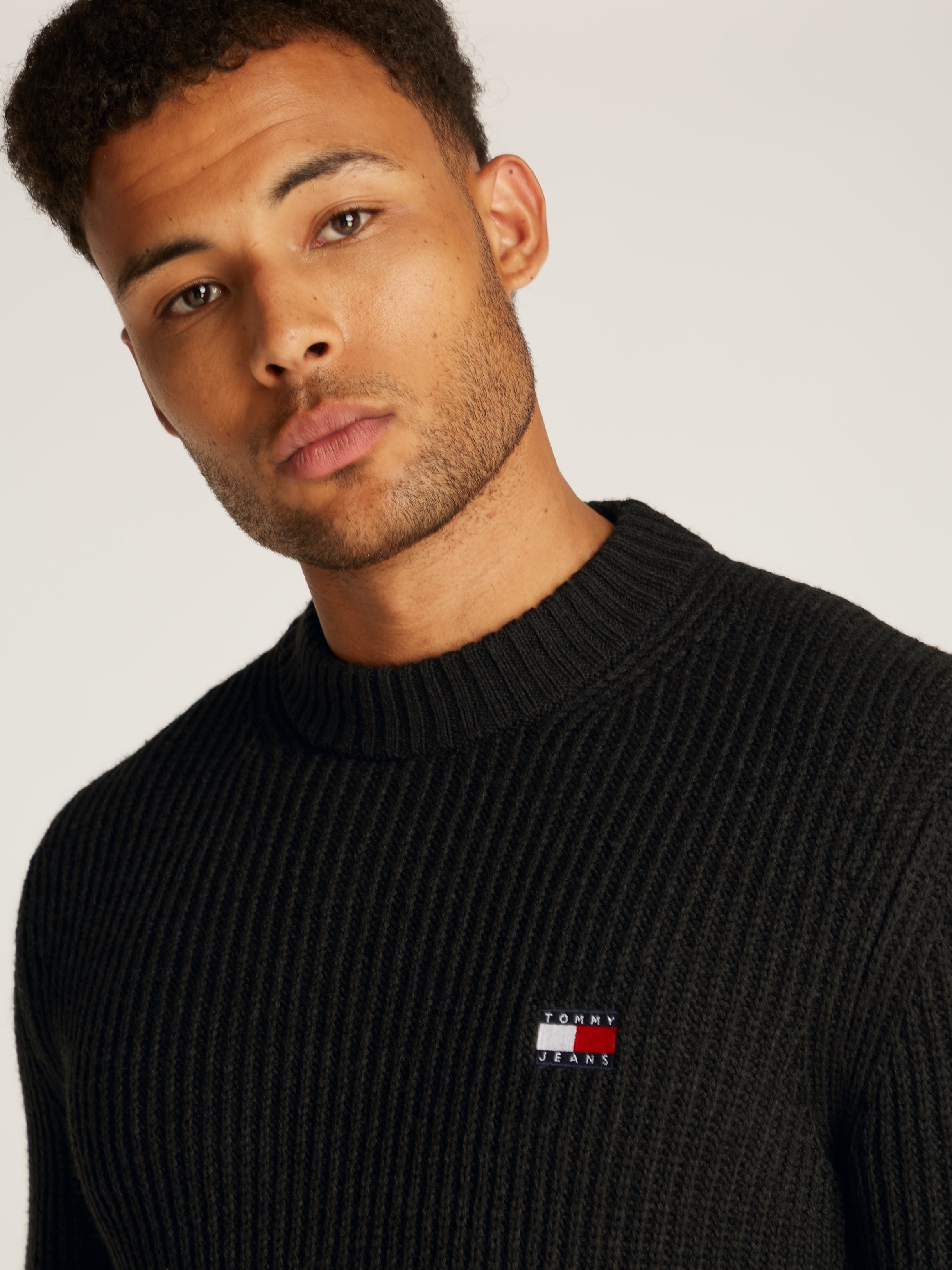 Tommy Jeans Rundhalspullover »TJM REG BADGE TEXTURED CNECK EXT«, in Unifarbe