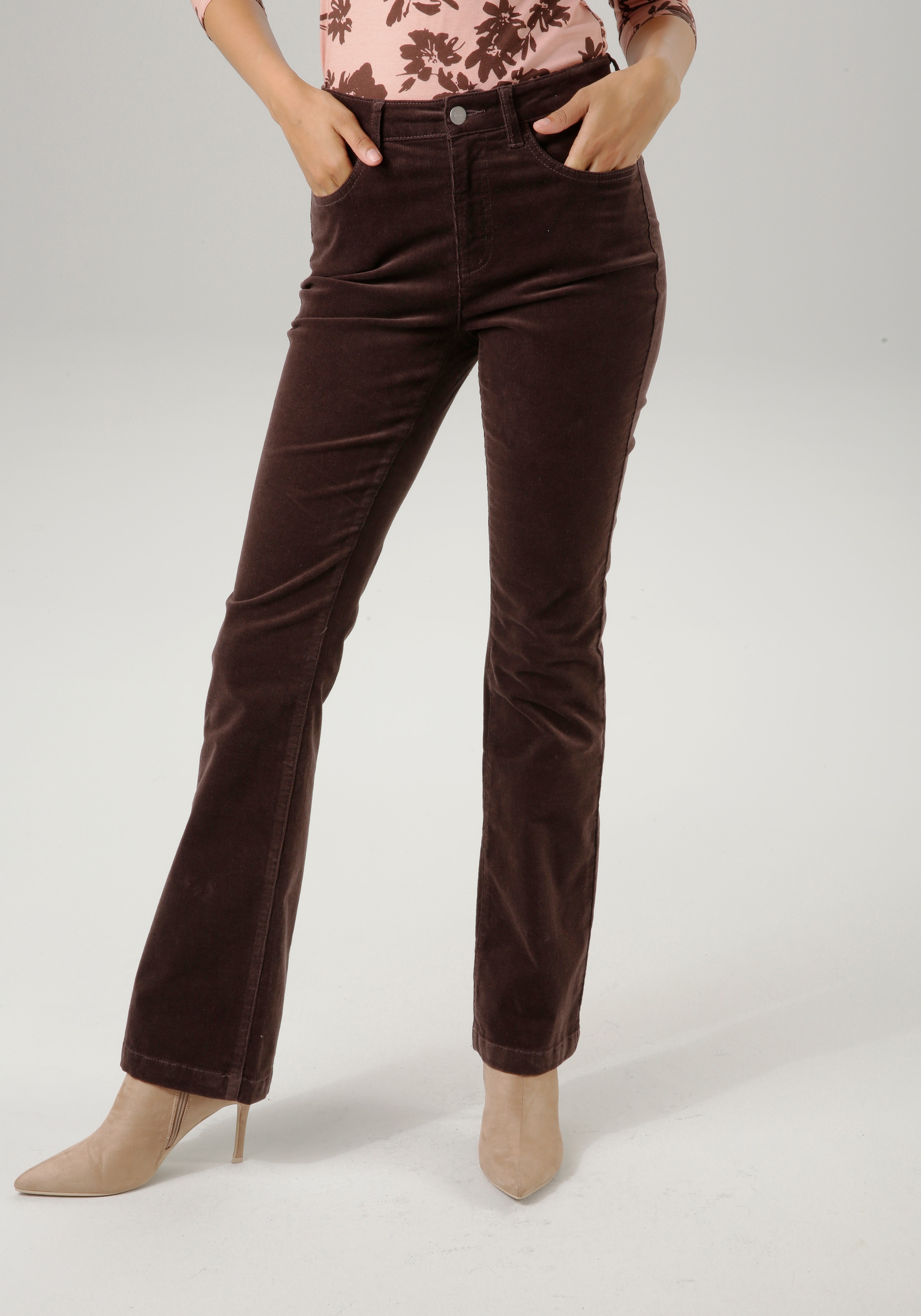 Aniston CASUAL Cordhose, in trendiger Bootcut-Form