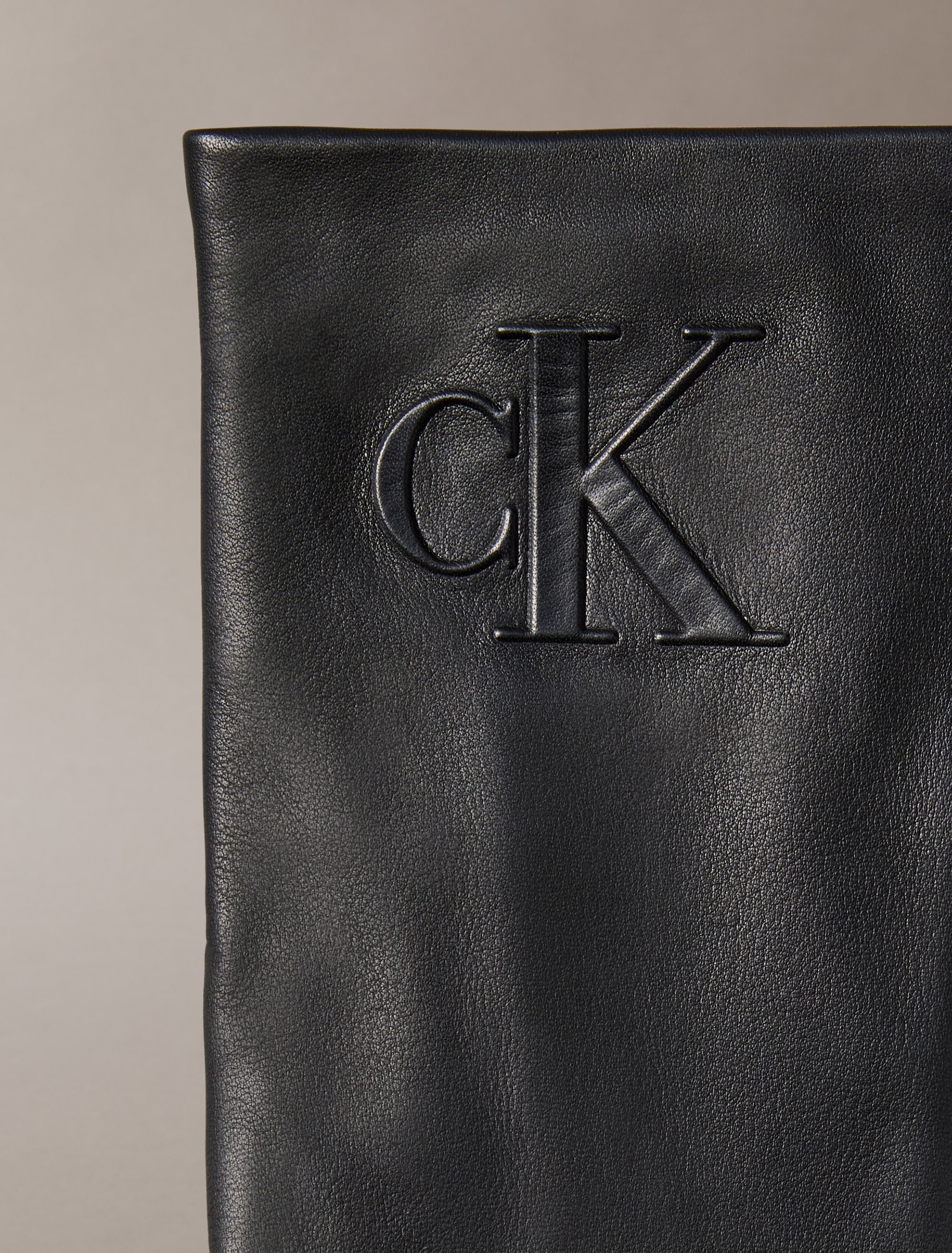 Calvin Klein Lederhandschuhe »RAISED CK LEATHER GLOVE«, Perfekt für den Alltag