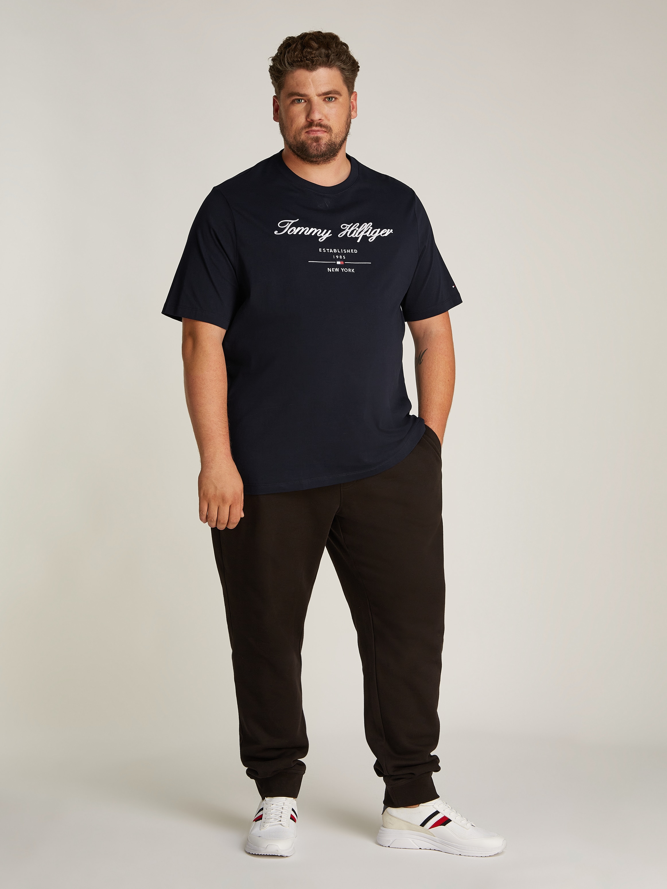 Tommy Hilfiger Big & Tall Rundhalsshirt »BT-SCRIPT LOGO TEE-B«, in Grossen Grössen, Logostickerei