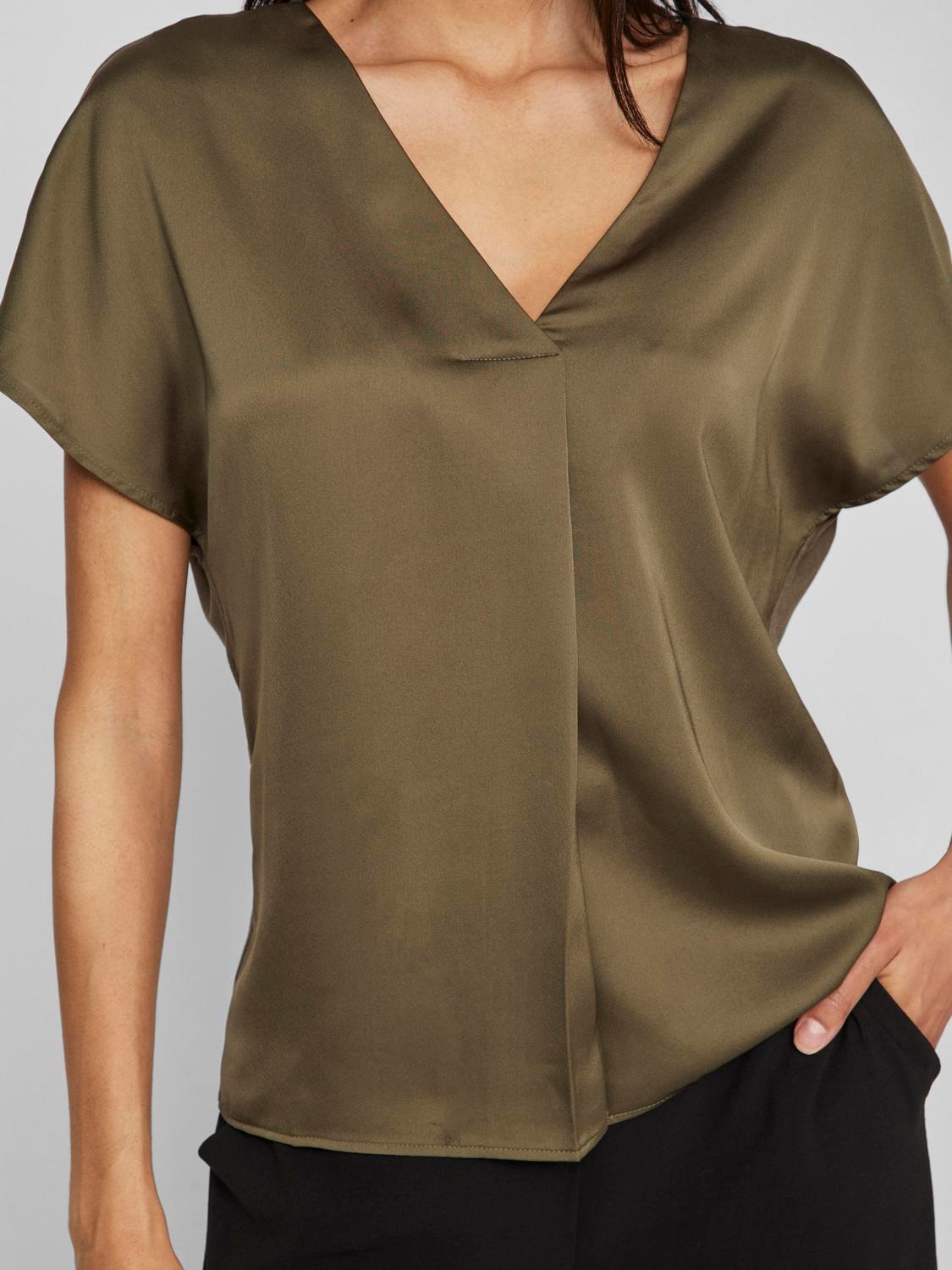 Vila V-Shirt »VIELLETTE V-NECK S/S SATIN TOP - NOOS«