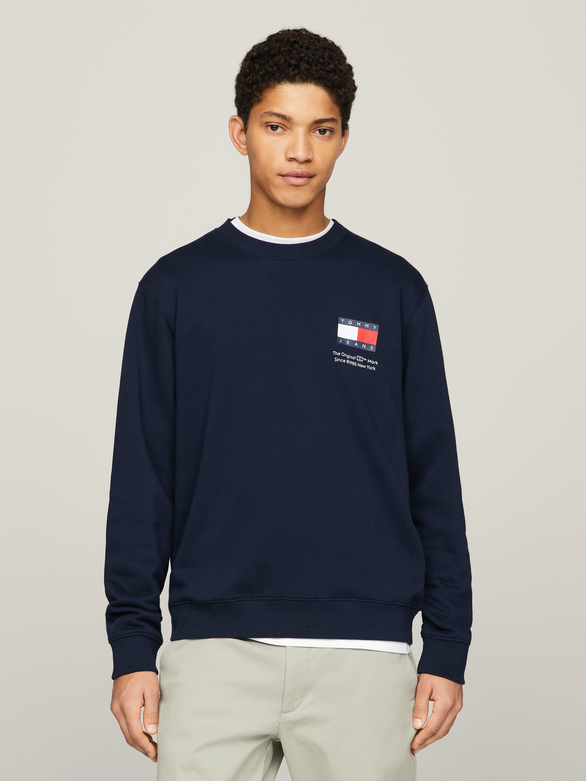 Tommy Jeans Sweatshirt »TJM REG ESSENTIAL FLAG CNECK EXT«, Rundhals-Sweatshirt mit Logo