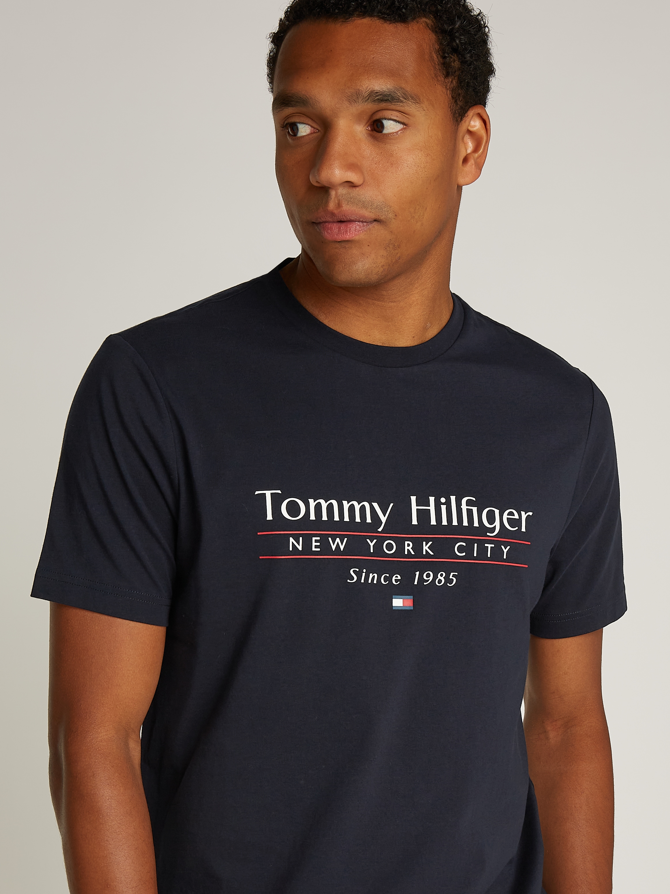 Tommy Hilfiger T-Shirt »HILFIGER CENTER STACK TEE«, mit grossem Schriftprint