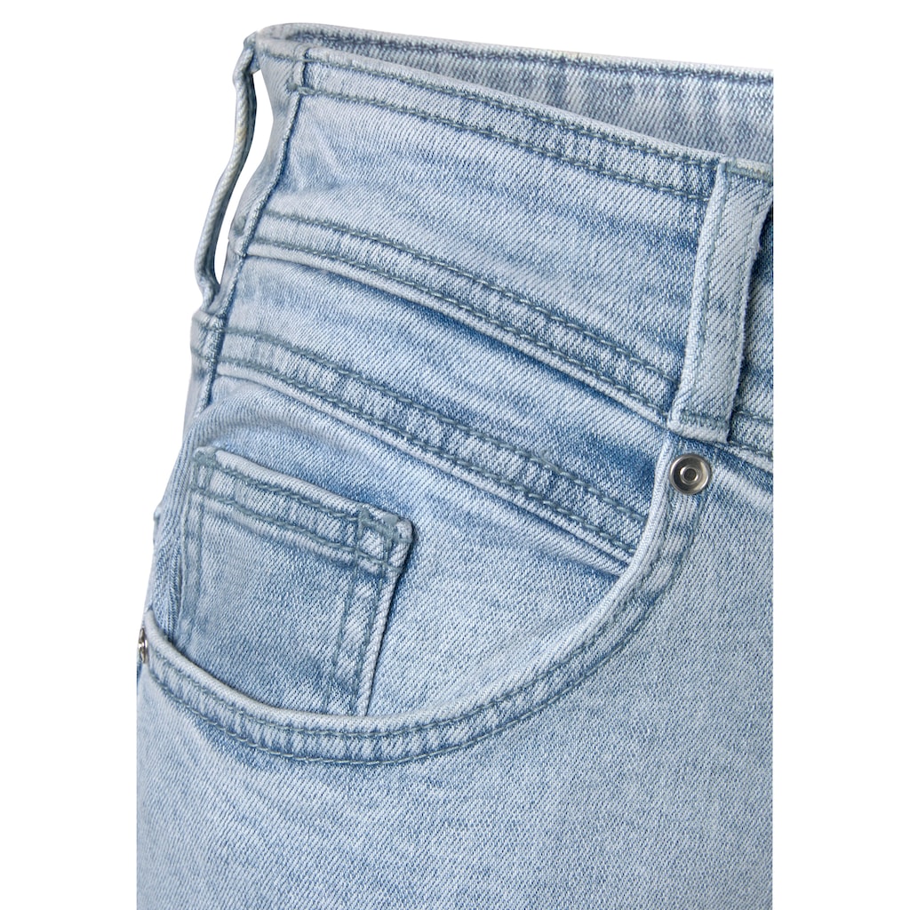 LASCANA 7/8-Jeans, mit leicht ausgefransten Beinabschlüssen