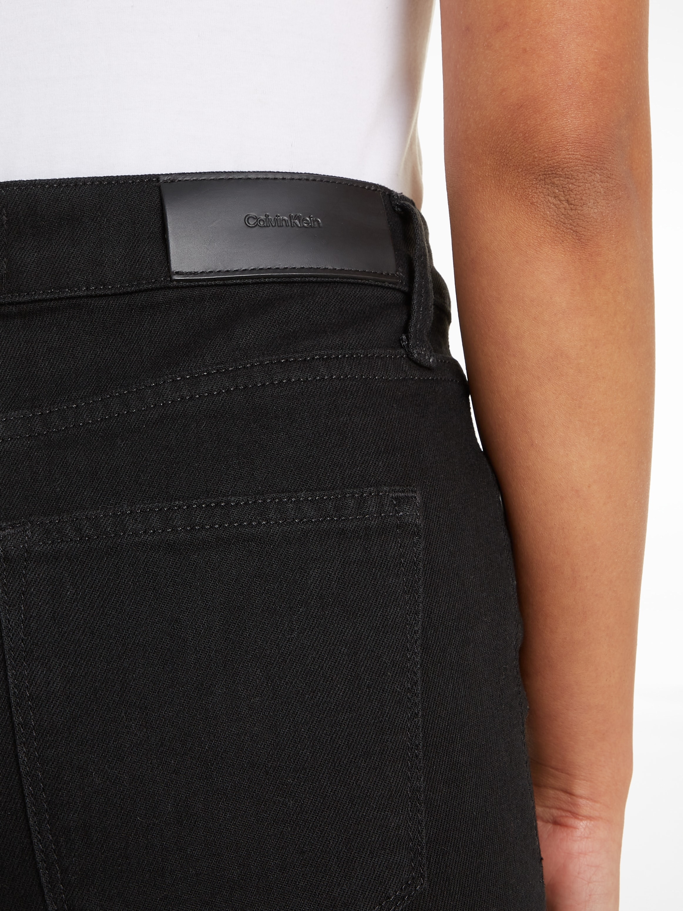 Calvin Klein Slim-fit-Jeans »MR SLIM - SOFT BLACK«, mit Leder-Brandlabel am hinteren Bundabschluss