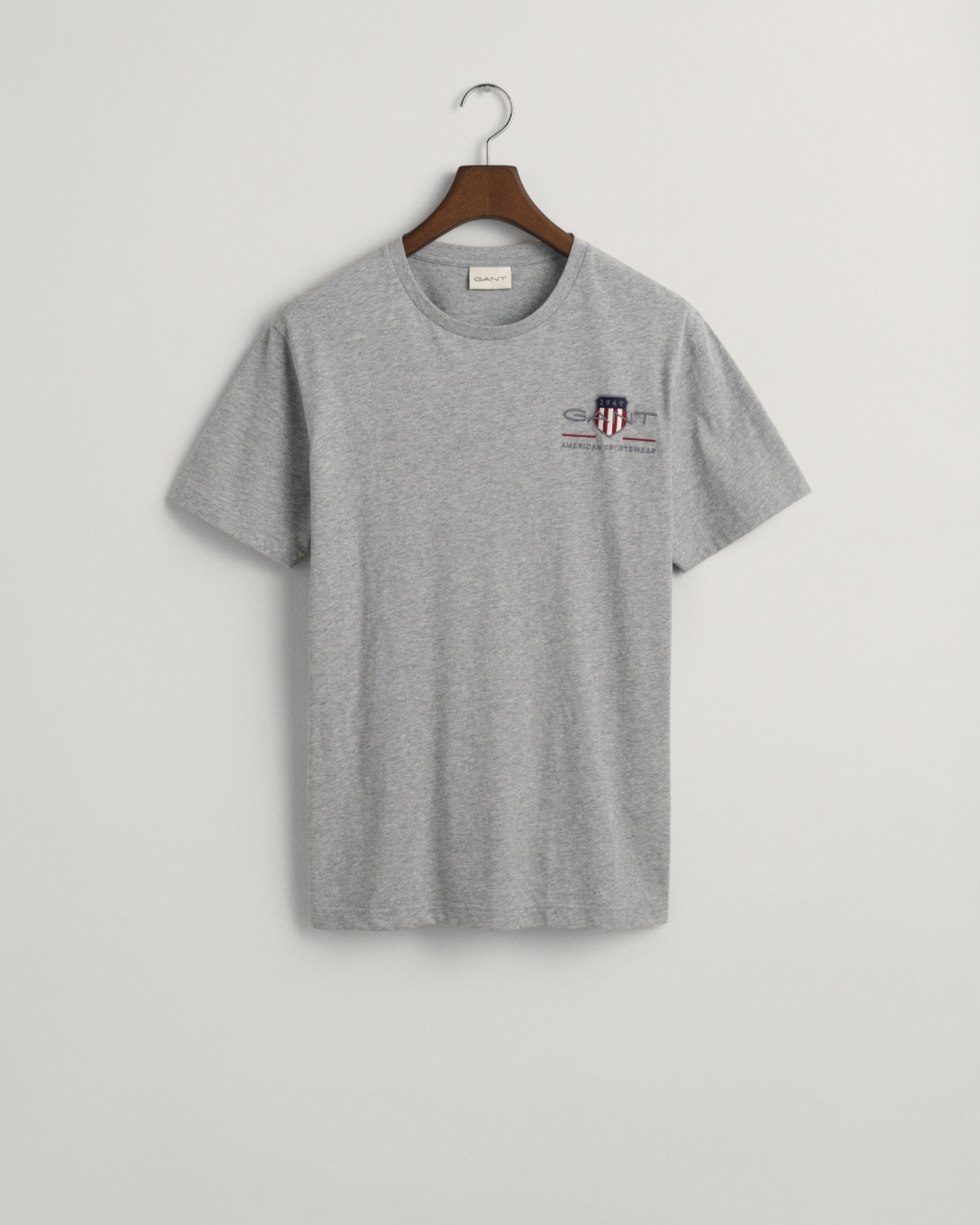 Gant T-Shirt »REG ARCHIVE SHIELD EMB SS T-SHIRT«, von dem Archiv aus den 1980er-Jahren inspiriert