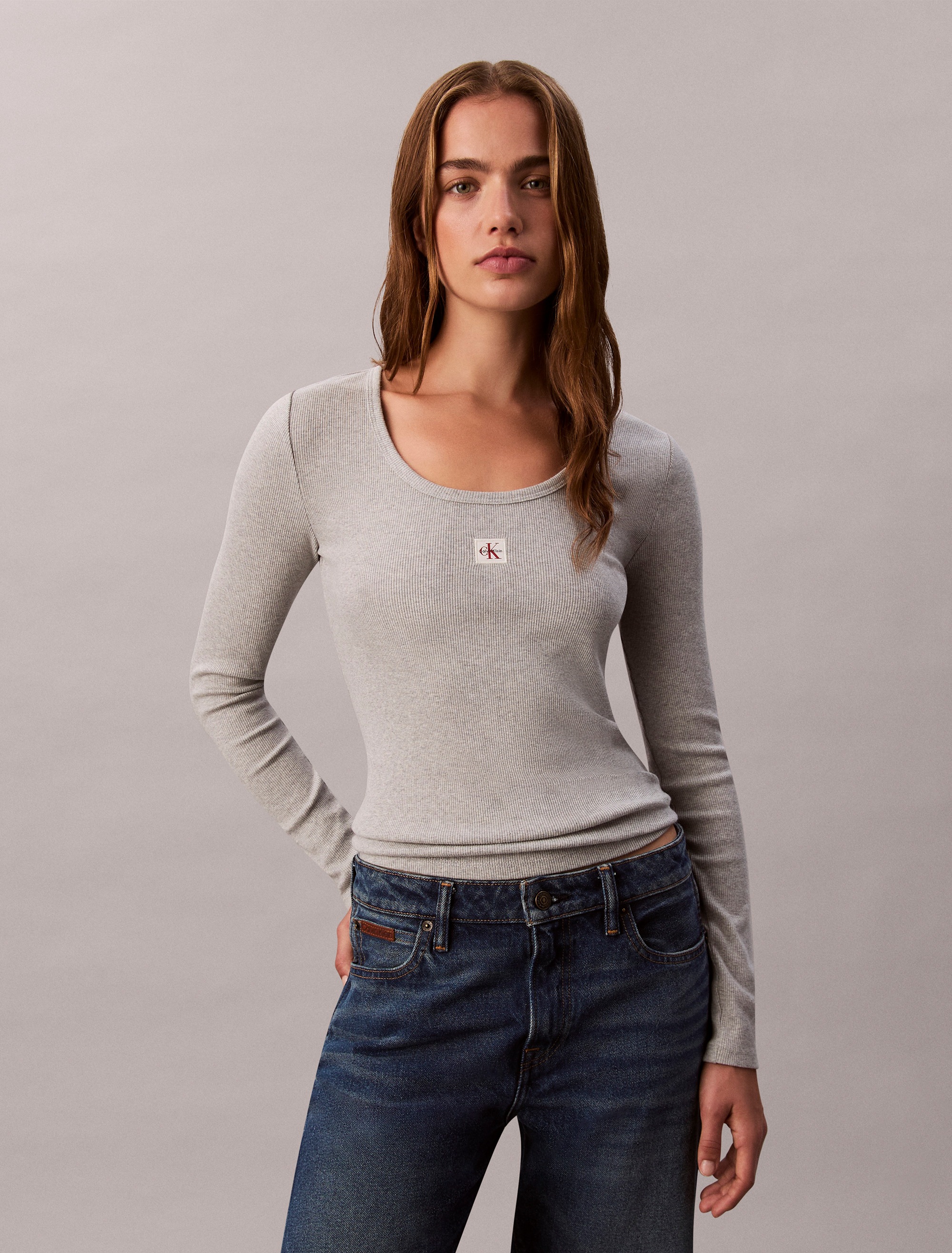 Calvin Klein Jeans Langarmshirt »LS WOVEN LABEL 2X2 RIB SCOOP NEC« Mit Rundhalsausschnitt, regular fit